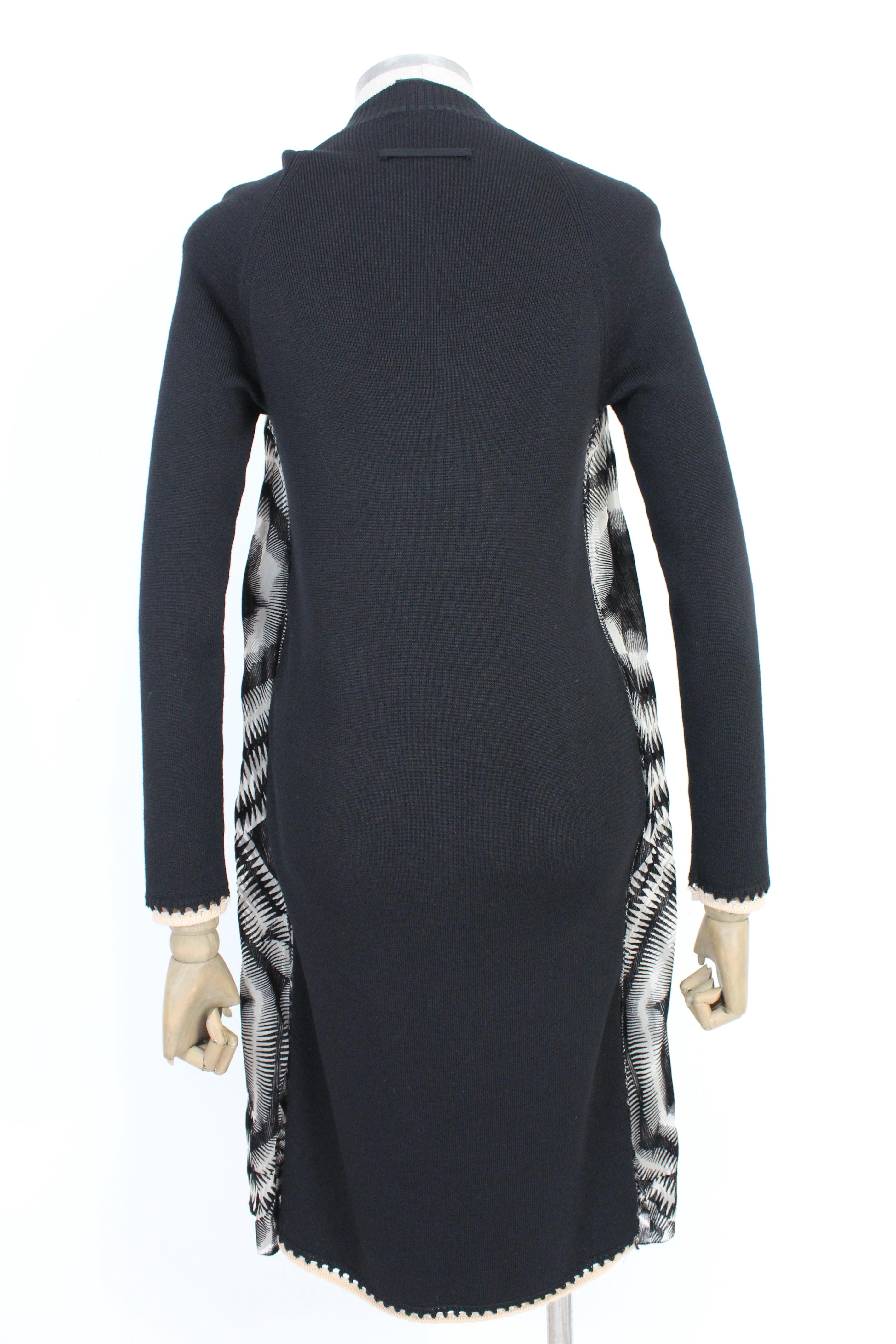 Jean Paul Gaultier Maille Kleid aus den 90ern. Kurzes schwarz-weißes Kleid mit psychedelischem Muster. Schultern und Ärmel aus Wolle, auf der Vorderseite aus Fuzzi-Micro-Mesh und Seide. Stoff 80% Wolle, 20% Seide, innen gefüttert. Hergestellt in