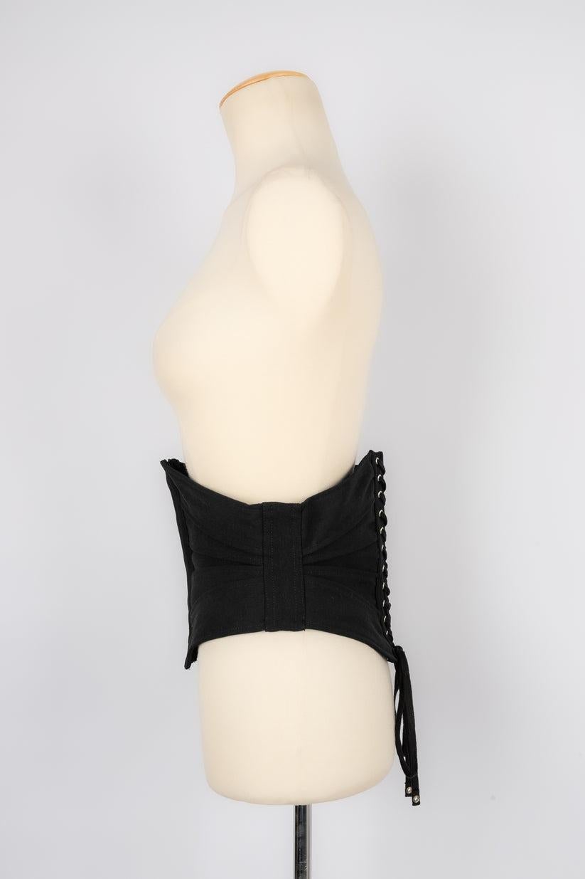 Jean-Paul Gaultier - (Made in Italy) Black wool corset belt. 36FR size indicated.

Additional information:
Condition: Very good condition
Dimensions: Waist length: 69 cm - Height: 21 cm

Seller Reference: ACC25