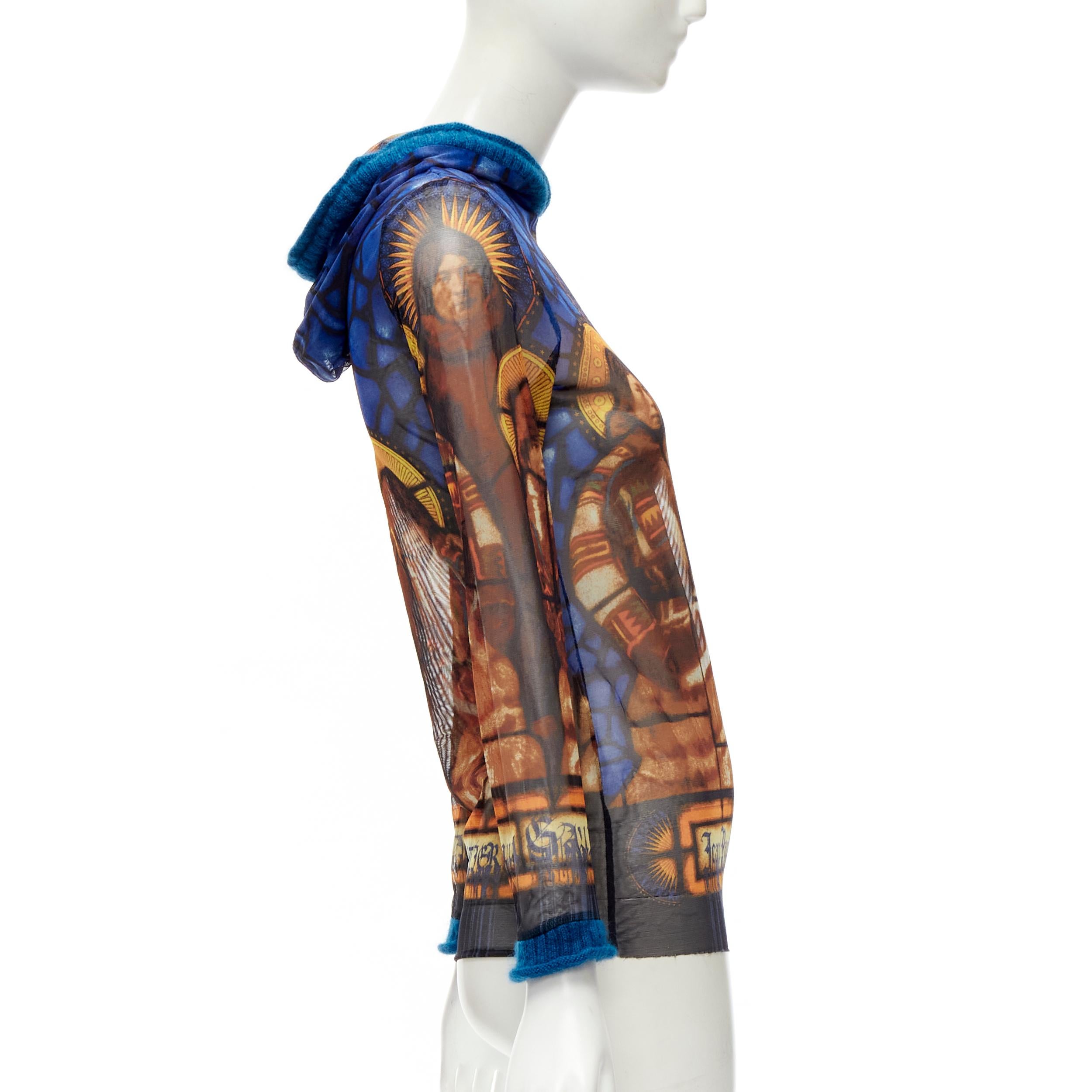 Haut à capuche Jean-Paul Gaultier en laine bleue avec imprimé cathédrale et logo gothique, taille IT 40 S Excellent état - En vente à Hong Kong, NT
