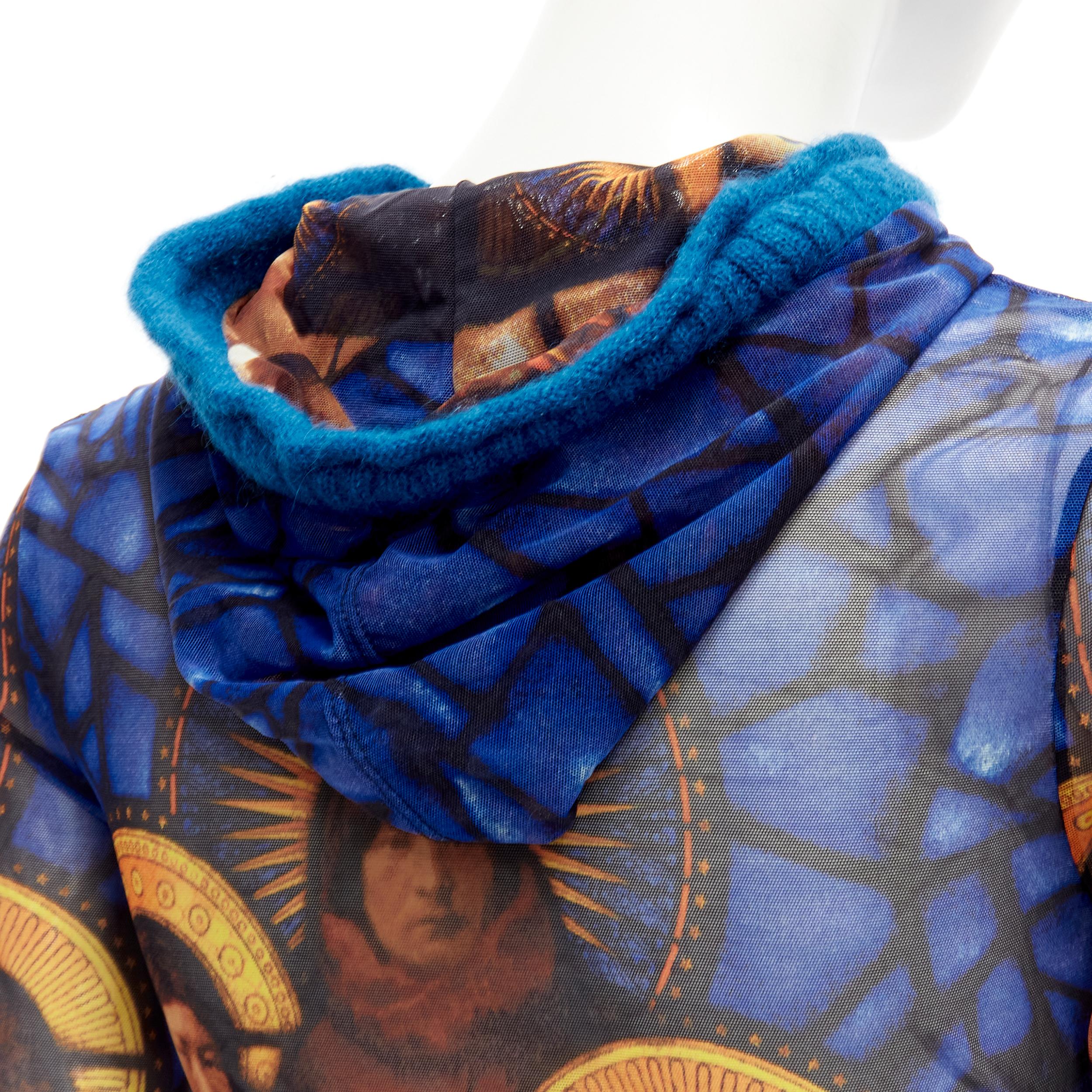 Haut à capuche Jean-Paul Gaultier en laine bleue avec imprimé cathédrale et logo gothique, taille IT 40 S en vente 3