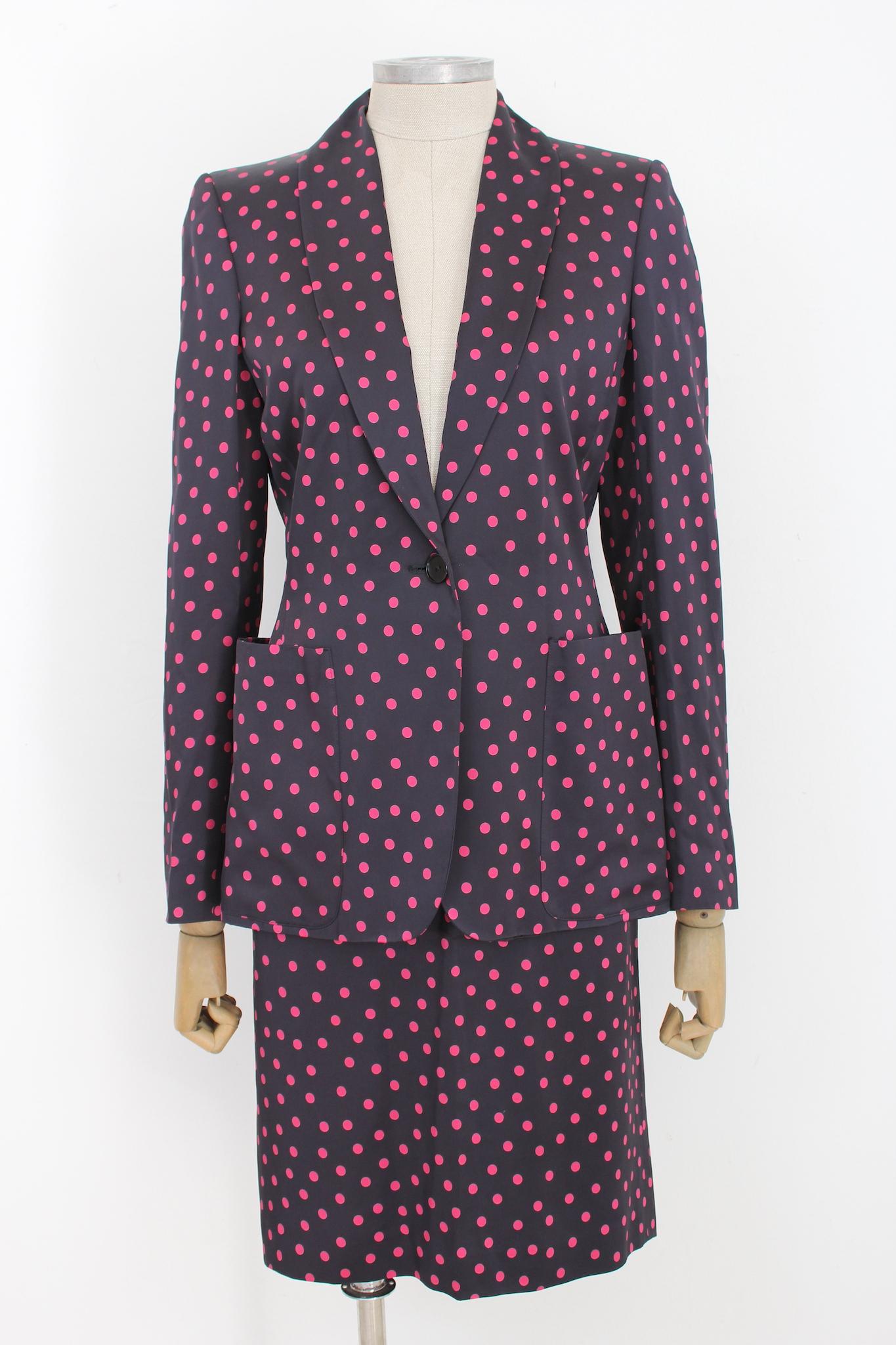 Beautiful Jean Paul Gaultier Femme polka dot vintage 90s suit skirt. Blue and fuchsia color, fitted jacket and pencil skirt. 100% rayon fabric, internally lined, the jacket has shoulder pads. Made in Italy.

Size: 42 It 8 Us 10 Uk

Shoulder: 42