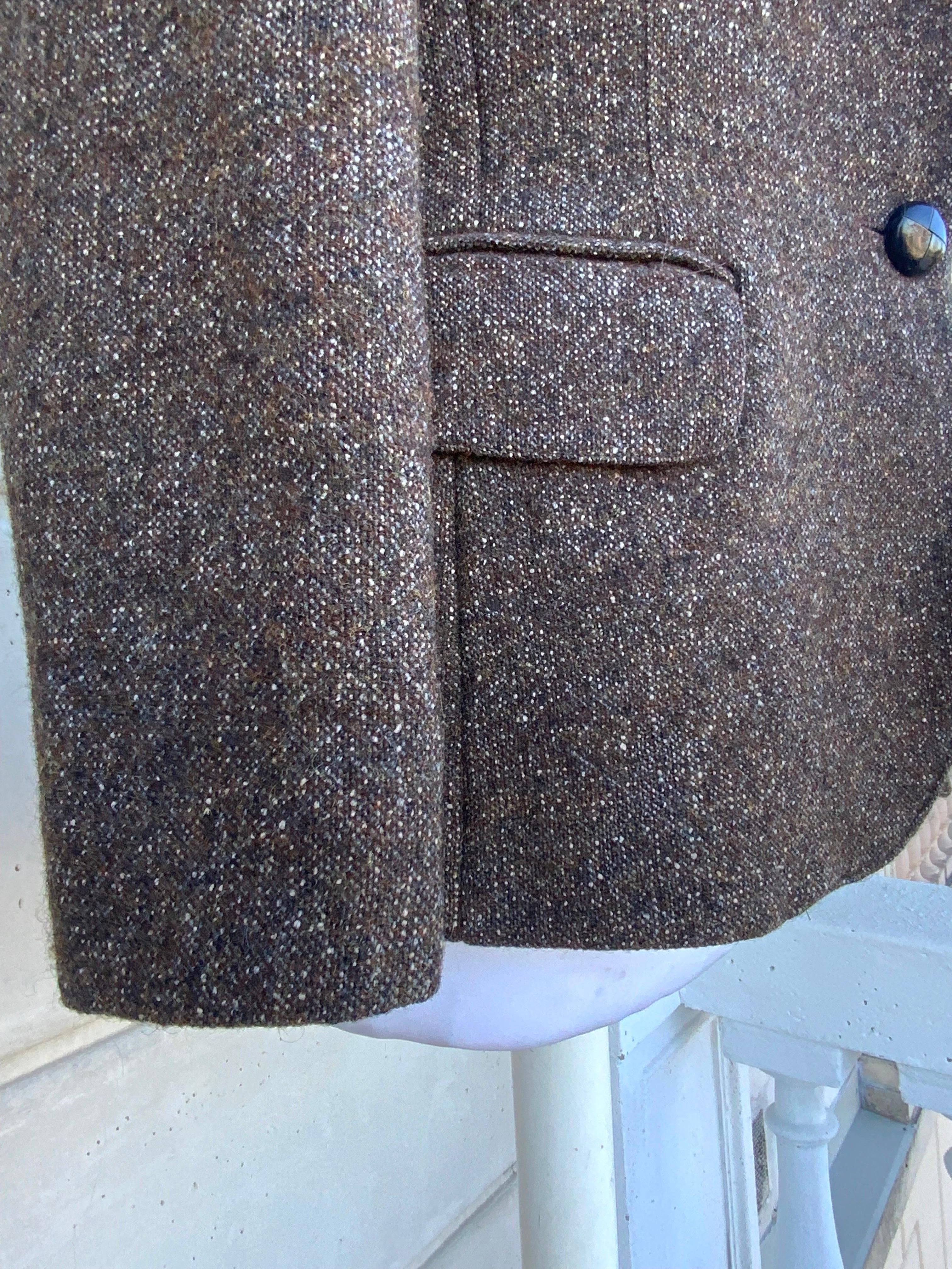 Junio ​​Gaultier blazer with salt and pepper texture on brown. Slim fit, excellent condition
Misure
Lunghezza:65 cm
Spalle:44 cm
Larghezza petto:45 cm
Lunghezza delle maniche:55 cm