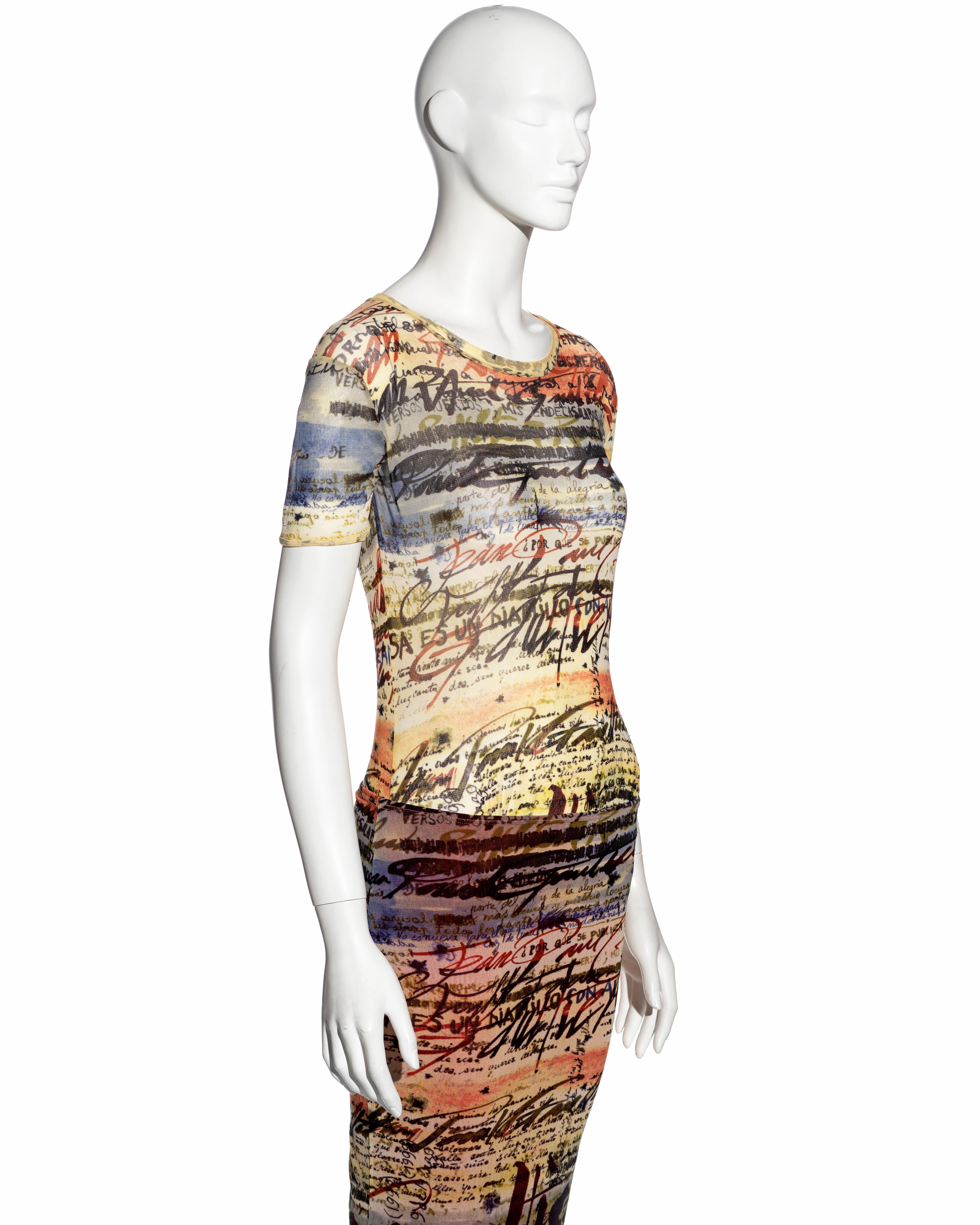 Ensemble t-shirt et jupe longue en maille à imprimé calligraphique Jean Paul Gaultier, P/E 1998 1
