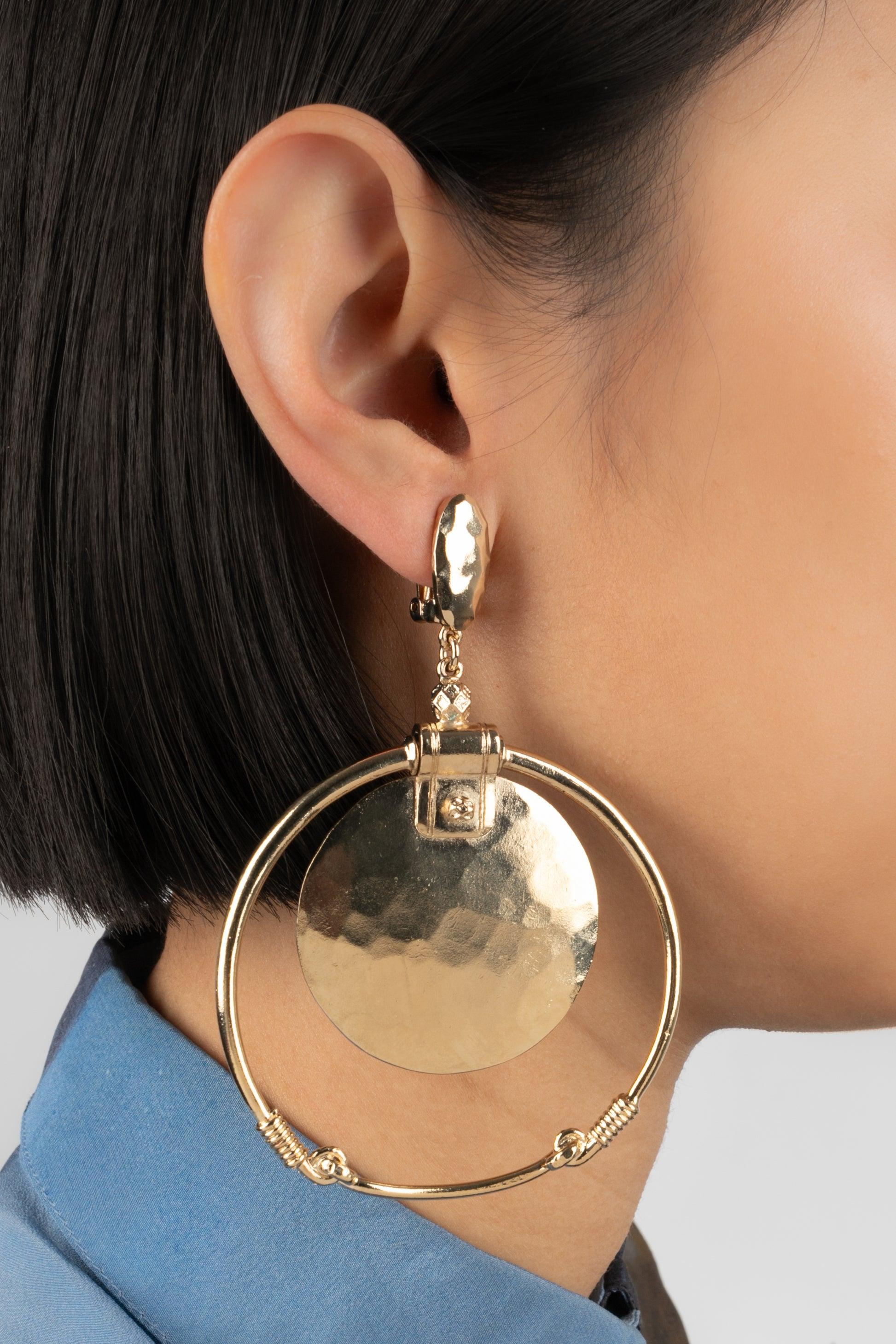 Jean Paul Gaultier - Champagne metal circular earrings.

Additional information:
Condition: Very good condition
Dimensions: Height: 10 cm

Seller Reference: BO71
