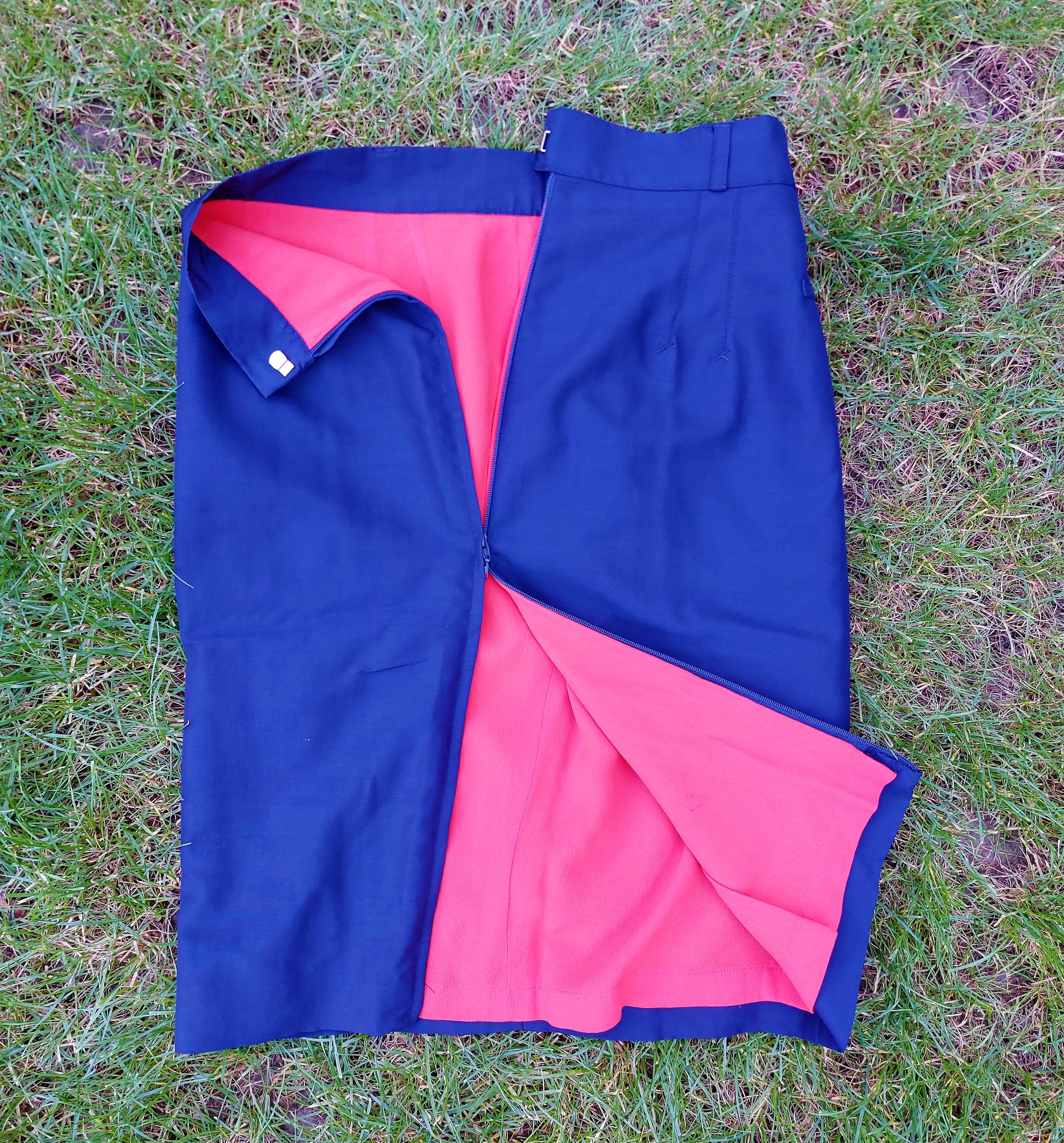 Jean Paul Gaultier Classique Bleu Marine Orange Blazer Formal Elegant Vintage 90's 1990 Rare Iconic Jacket Skirt Ensemble Set

Excellent état, pièce rare !
Taille XS/S, la taille du modèle est XS sur les photos.
Mesures :
Une jupe :

Taille : 34 cm