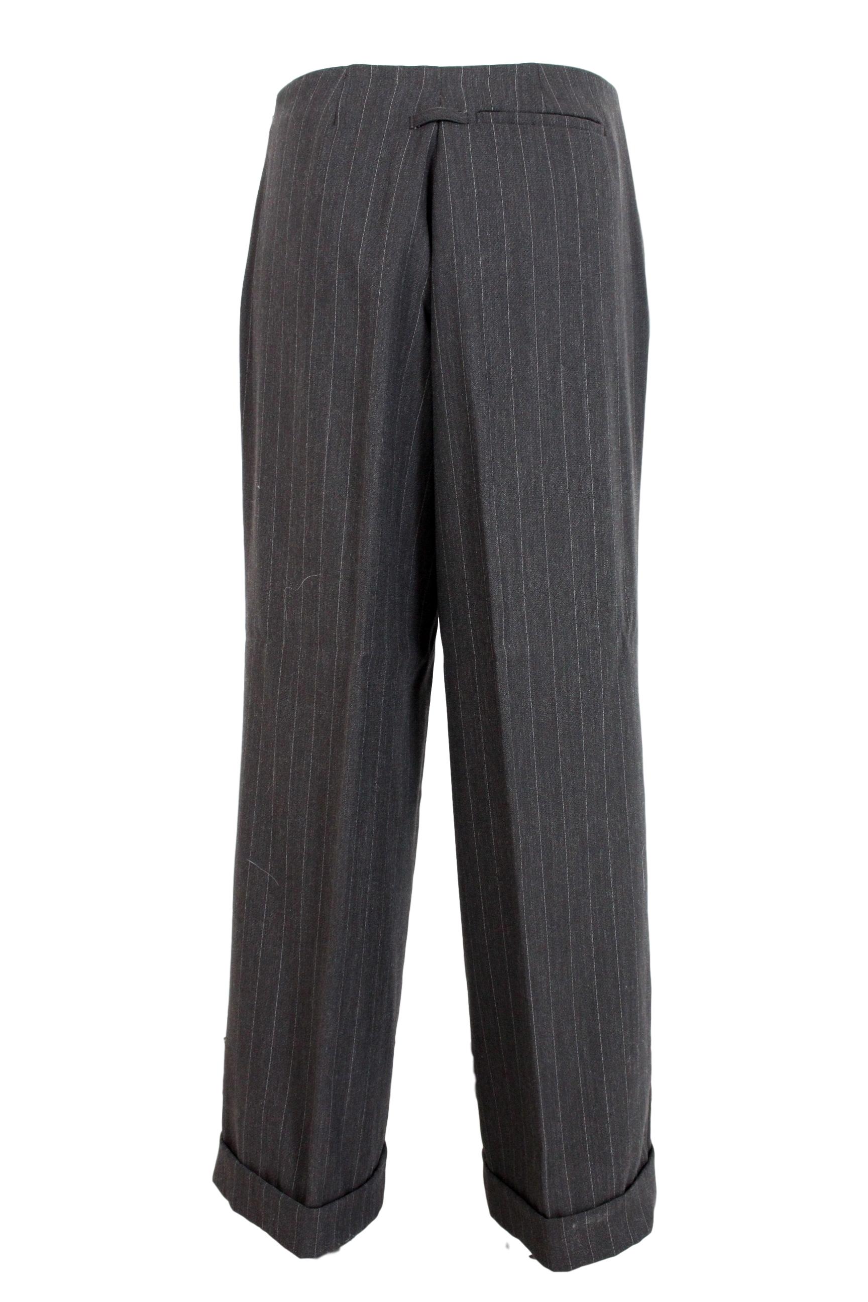 Jean Paul Gaultier Classique 90s vintage women's trousers. Large model with wide leg, high waist. Gray pinstripe color. Side zip closure. Pockets on the sides. 60% wool 30% ryon 10% polyamide. Made in Italy. Excellent vintage conditions.

Size: 44