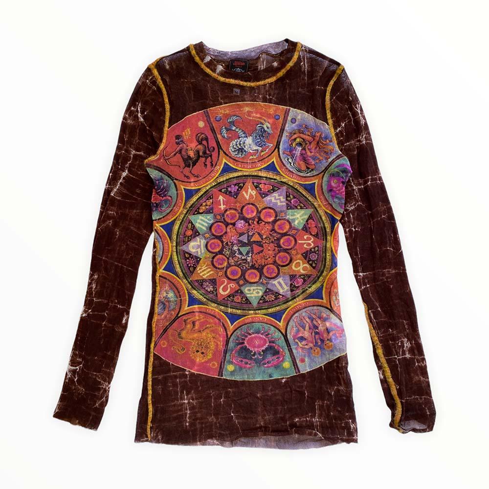 Jean Paul Gaultier Classique

Vintage 1998 Astrología Zodiaco Signo del zodiaco Imprimir Malla Top

1990s

Impresión icónica 

Material de malla elástica y ligera 

100% auténtico

ESTADO: Este artículo es una pieza de época/pre-usada, por lo que
