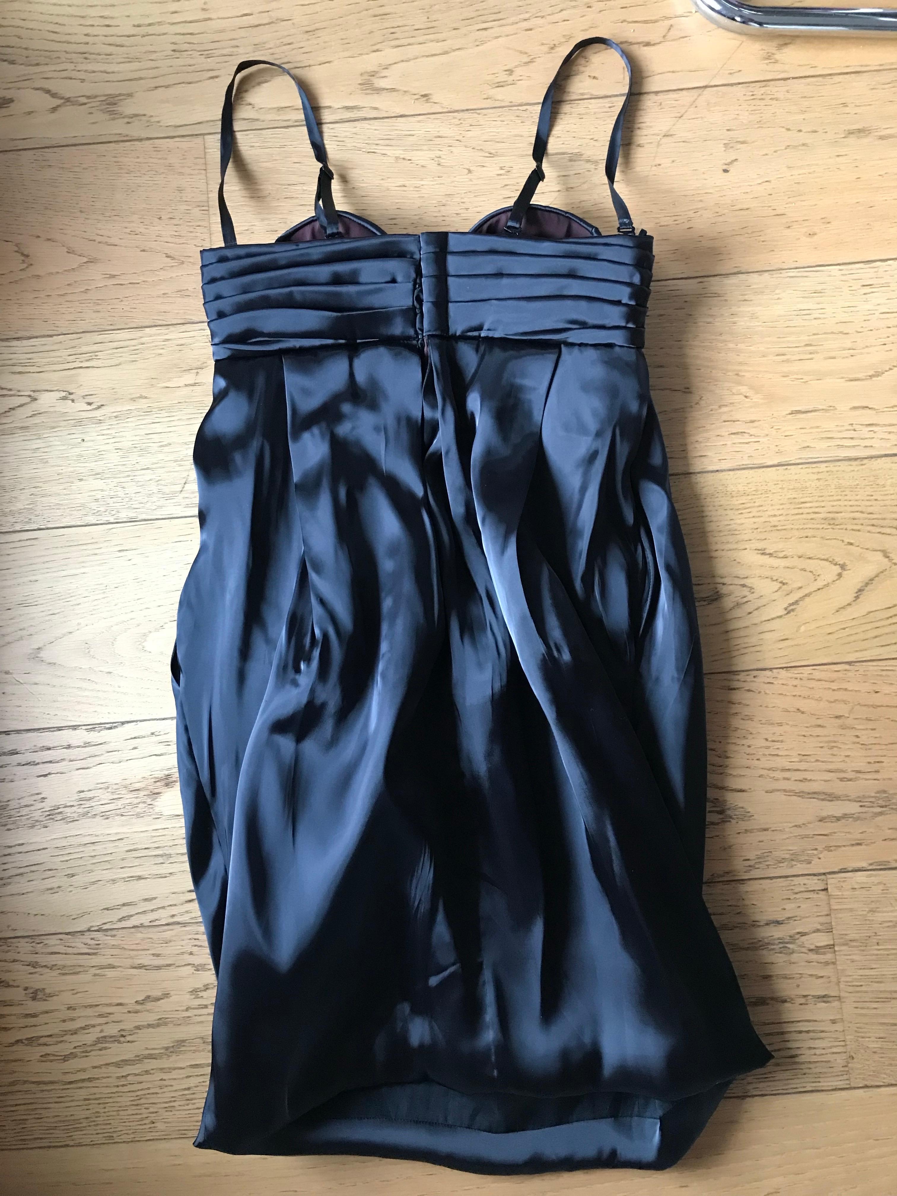 Magnifique robe bustier à corset Gaultier. Avec ses bonnets intégrés à la poitrine. En parfait état. En polyamide et soie. satiné. taille 38. comme neuve.