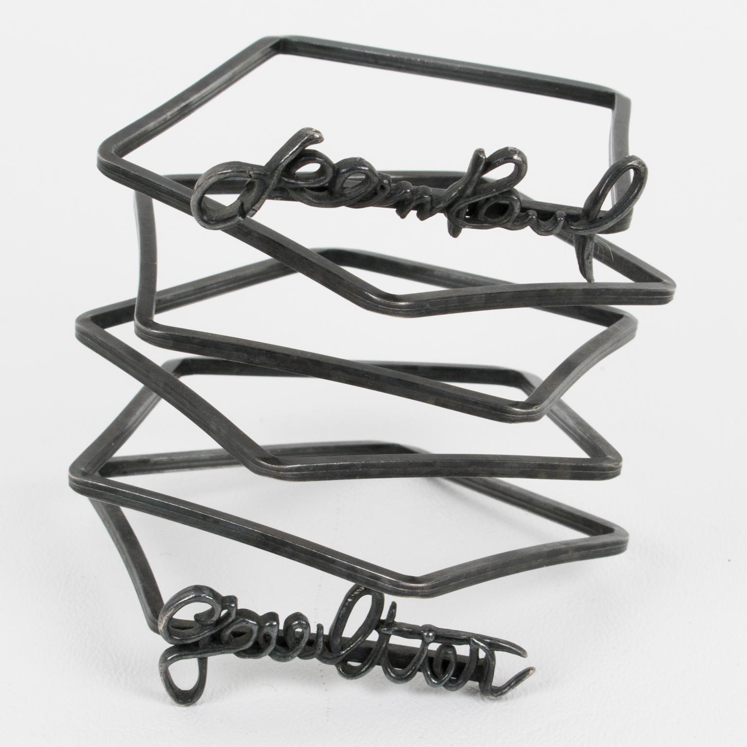 Breites, geschwungenes Couture-Manschettenarmband aus schwarzem Metall von Jean Paul Gaultier (Modernistisch) im Angebot