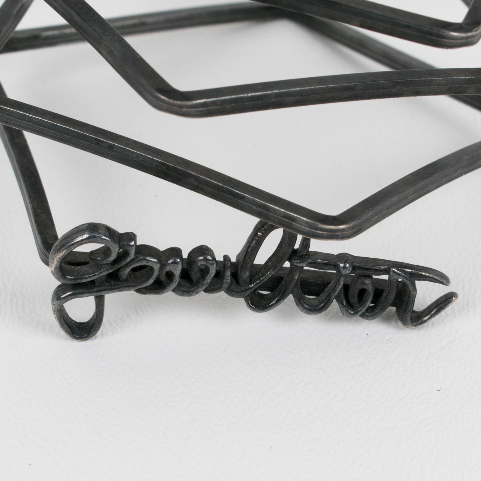 Breites, geschwungenes Couture-Manschettenarmband aus schwarzem Metall von Jean Paul Gaultier im Angebot 1