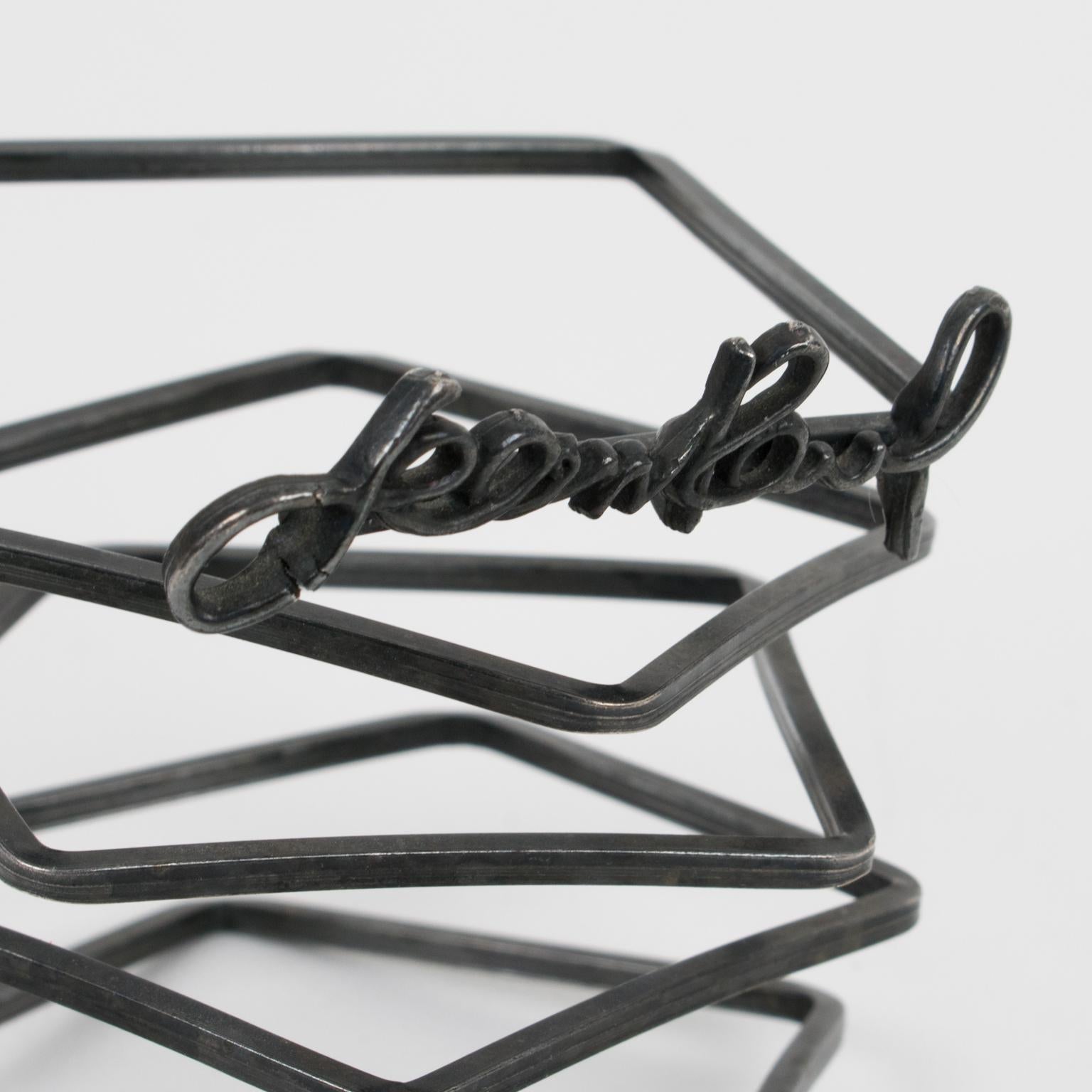 Breites, geschwungenes Couture-Manschettenarmband aus schwarzem Metall von Jean Paul Gaultier im Angebot 2