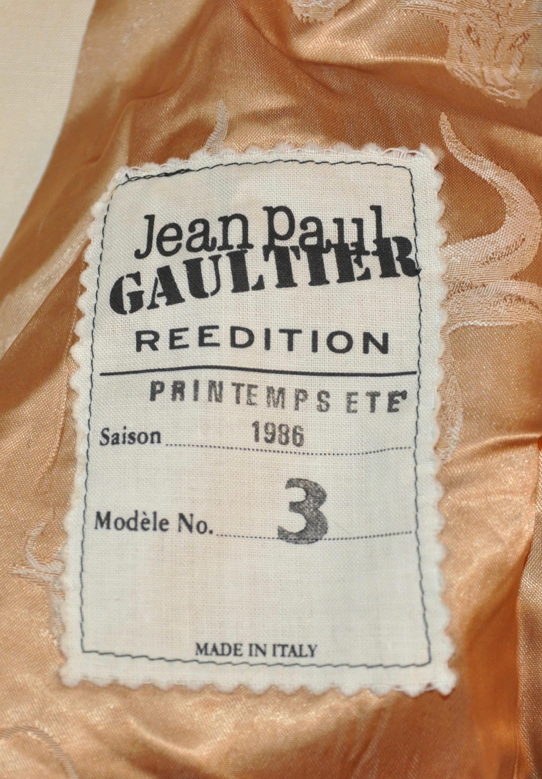     Jean Paul Gaultier Jacke aus cremefarbenem Seidenleinen im Military-Stil mit geätzten Messingknöpfen mit Gaultiers Namenslogo. 2 eingesetzte Taschen mit Patte. Ärmelbündchen sind detailliert mit  4 charakteristische Messingknöpfe. Das taillierte