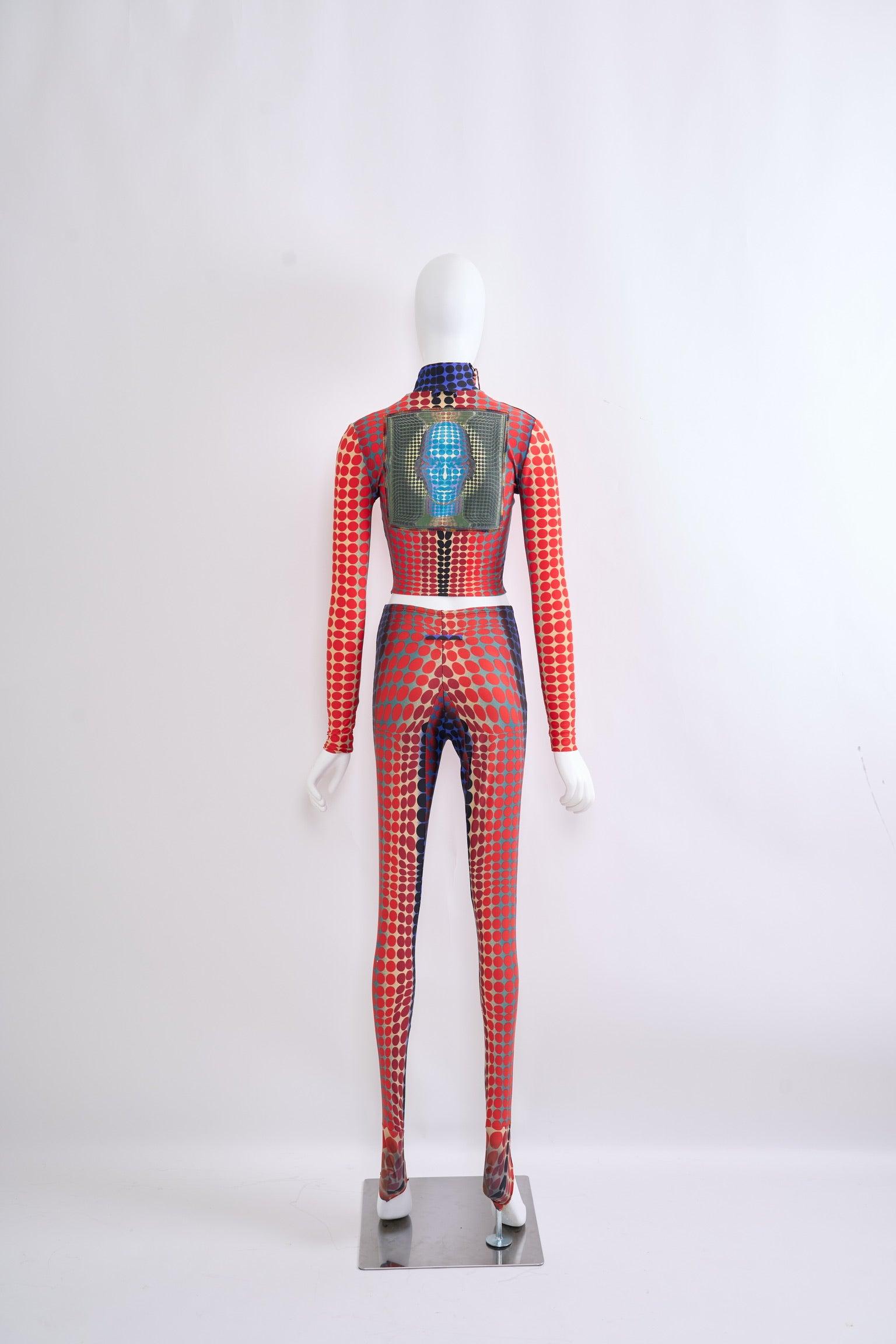 Top e leggings a due pezzi iconici di Jean Paul Gaultier con Dot Dot Dot rosso del 1995.

Top cropped a maniche lunghe che si chiude in alto sul collo, con chiusura a zip. Leggings a vita alta. 
Condizioni: A

Dimensioni: Dimensioni mancanti