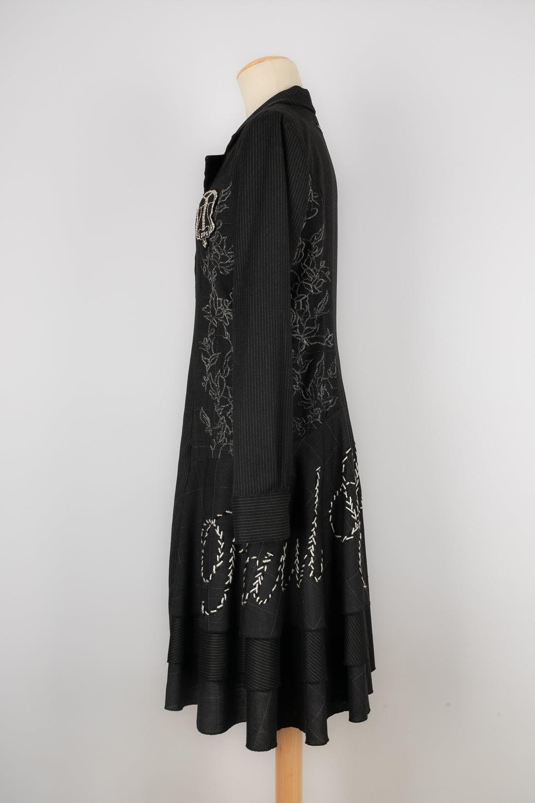 Jean Paul Gaultier - Manteau à rayures gris foncé orné de broderies. Taille 42FR indiquée.

Informations complémentaires :
Condit : Très bon état.
Dimensions : Largeur des épaules : 37 cm - Poitrine : 50 cm - Longueur des manches : 62 cm - Longueur