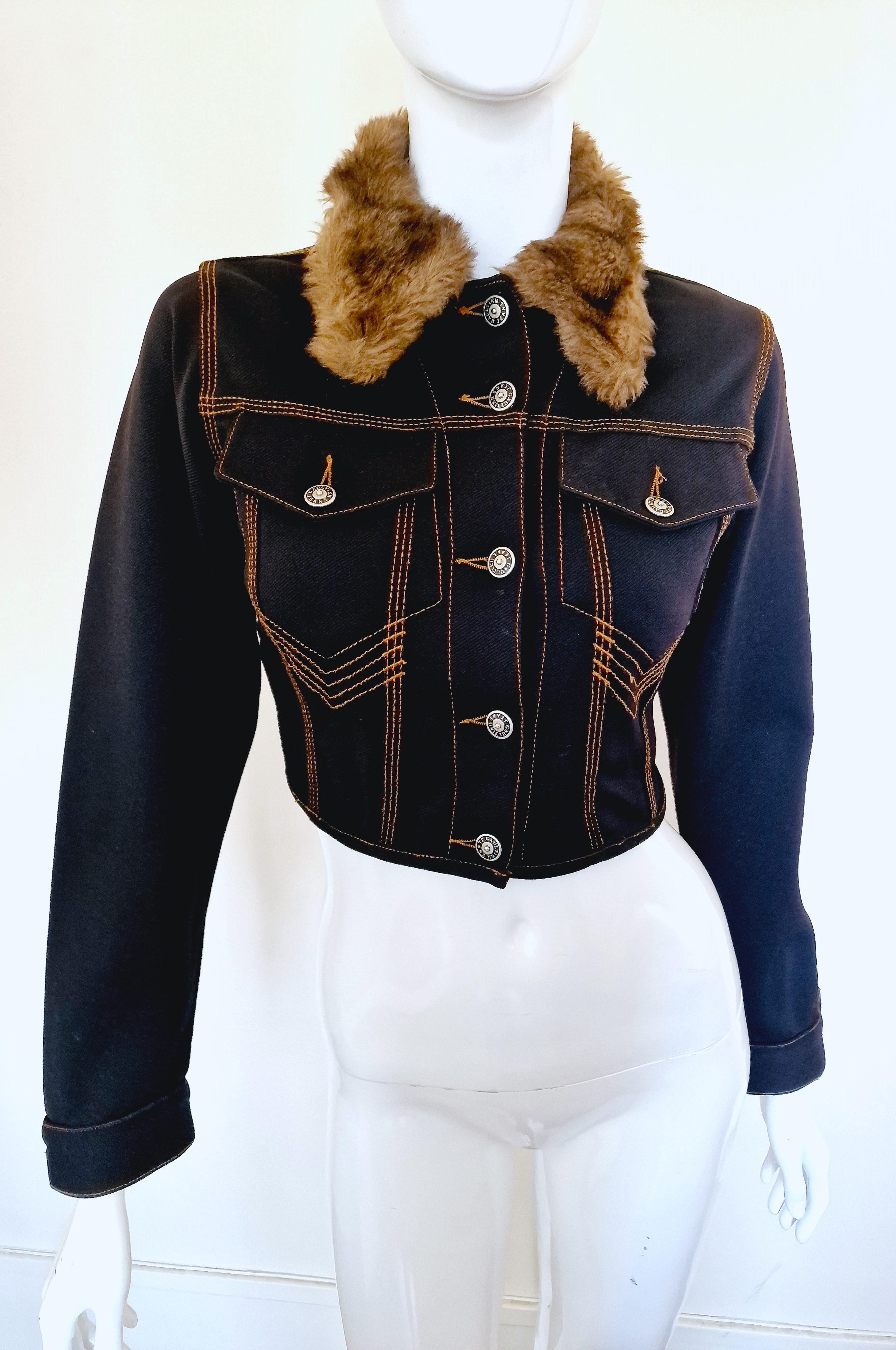 Crop jacket by Jean Paul Gaultier!
The fake fur collar can be buttoned up!
2 front pockets.
*GAULTIER JEANS* metal buttons.

VERY GOOD condition!

SIZE
Marked size: S.
Fits from XS to small.
Length: 39 cm / 15.3 inch
Bust: 42 cm / 16.5 inch
Waist: