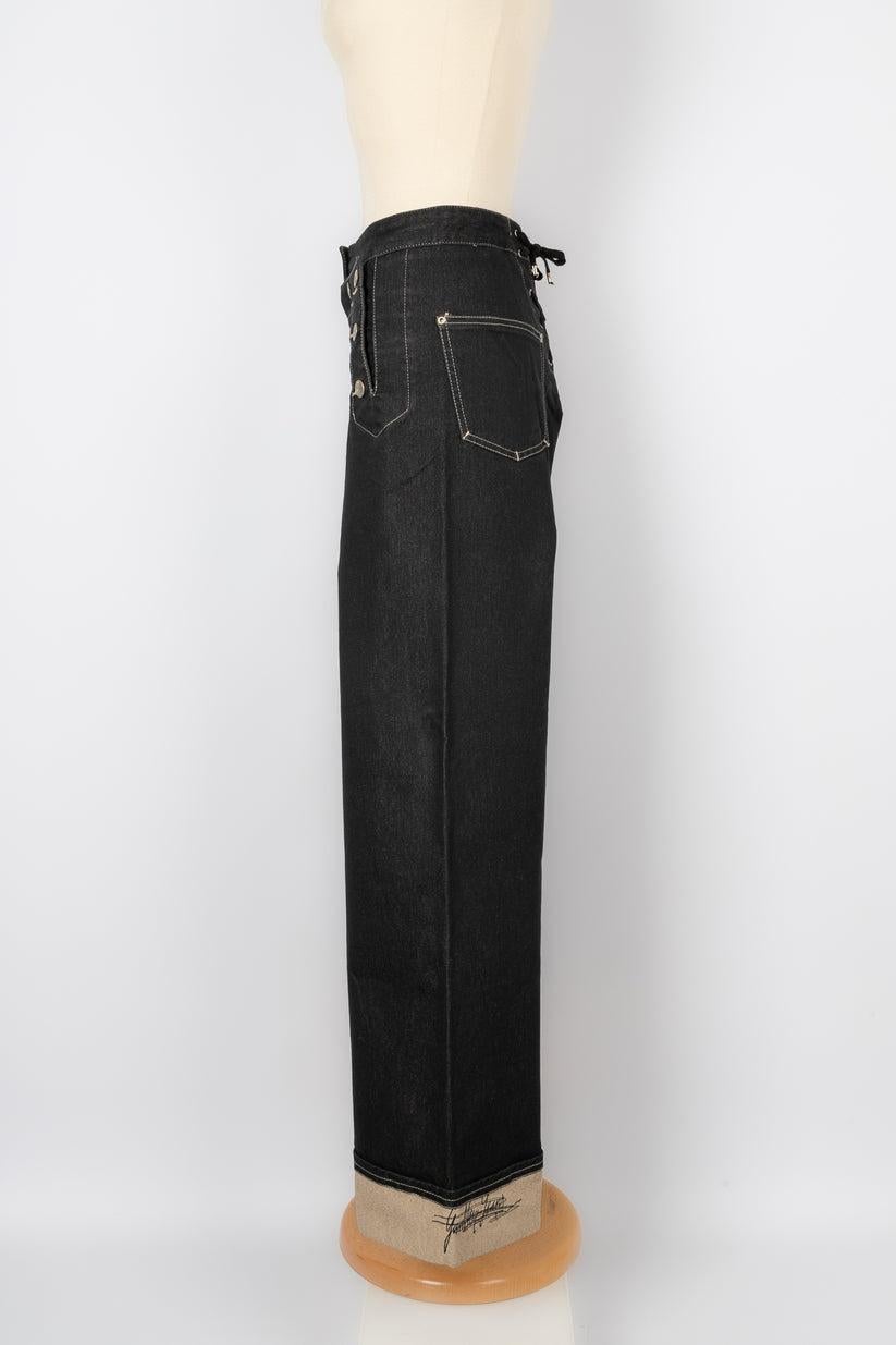 Jean Paul Gaultier - Denim pants. 36FR size indicated.

Additional information:
Condition: Very good condition
Dimensions: Waist: 33 cm - Hips: 42 cm - Length: 102 cm

Seller Reference: FJ74