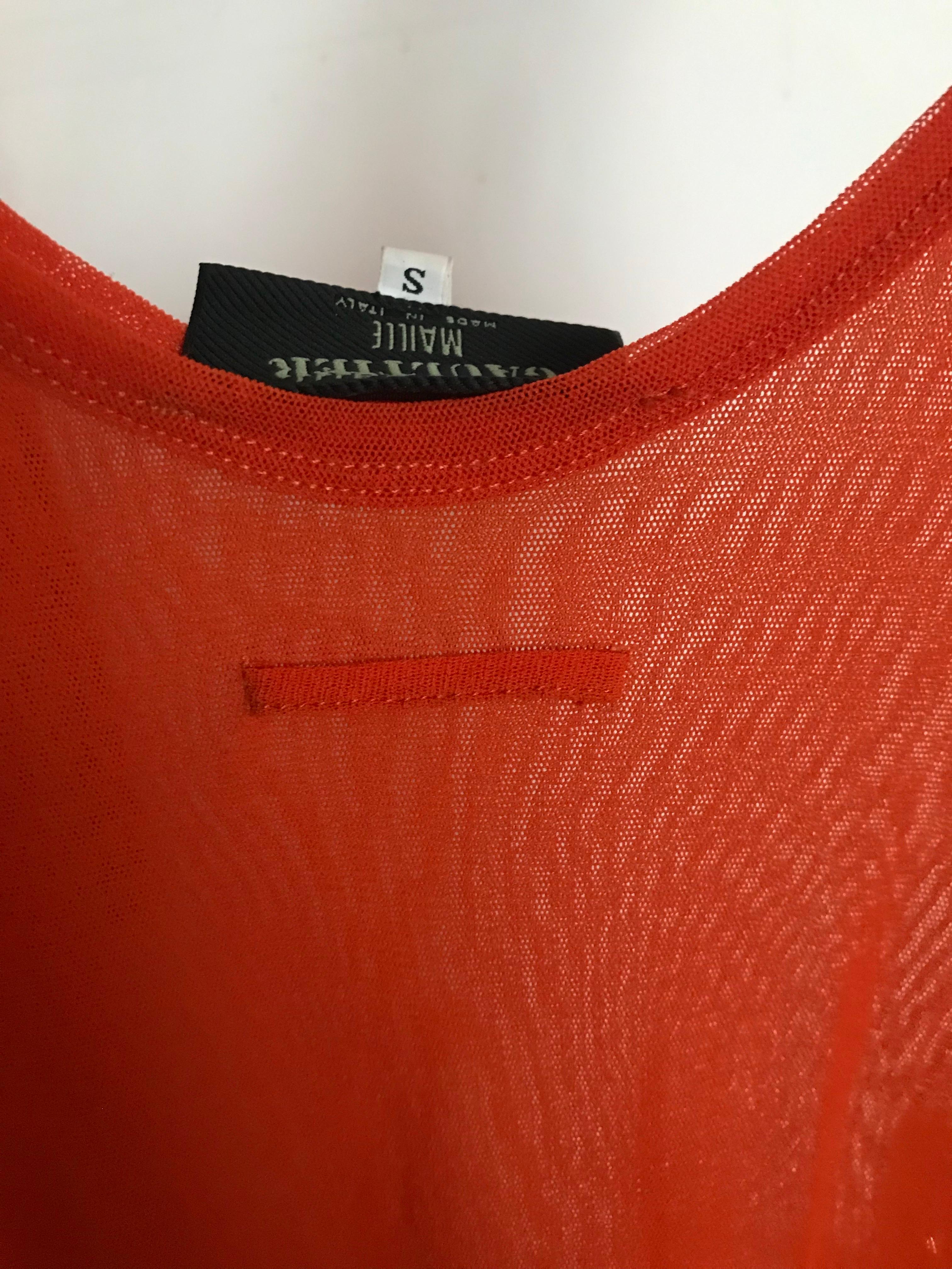 Bellissimo set gaultier composto da un abito lungo e un gilet lungo. In rete. Taglia S per il vestito e taglia M per il gilet. In ottime condizioni. Solo qualche piccolo pilling sul gilet. Un bel colore arancione.                                    