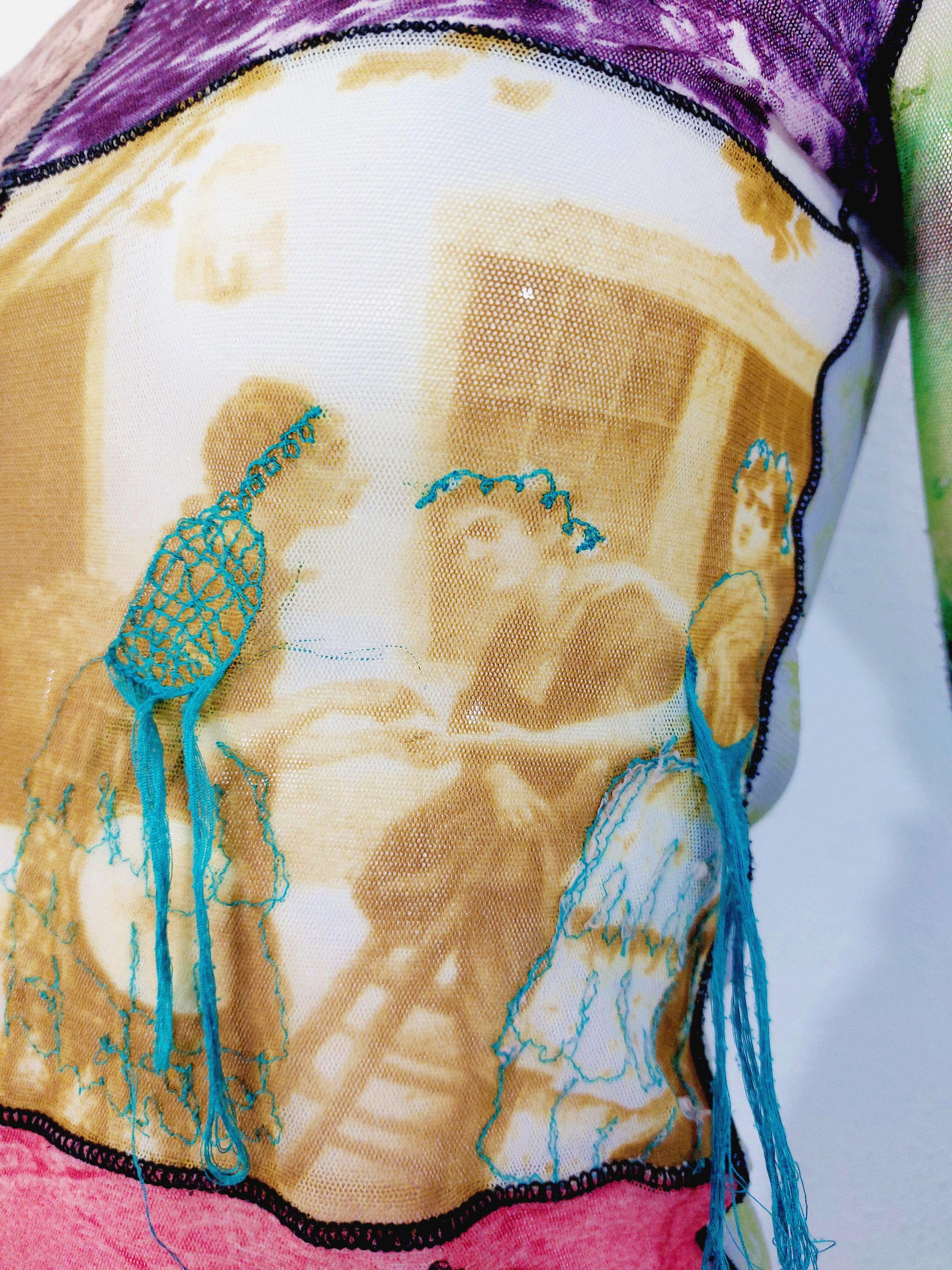 Jean Paul Gaultier Besticktes mehrfarbiges Mesh-Top mit Augenapplikationen und Patchwork-Fäden im Zustand „Gut“ im Angebot in PARIS, FR
