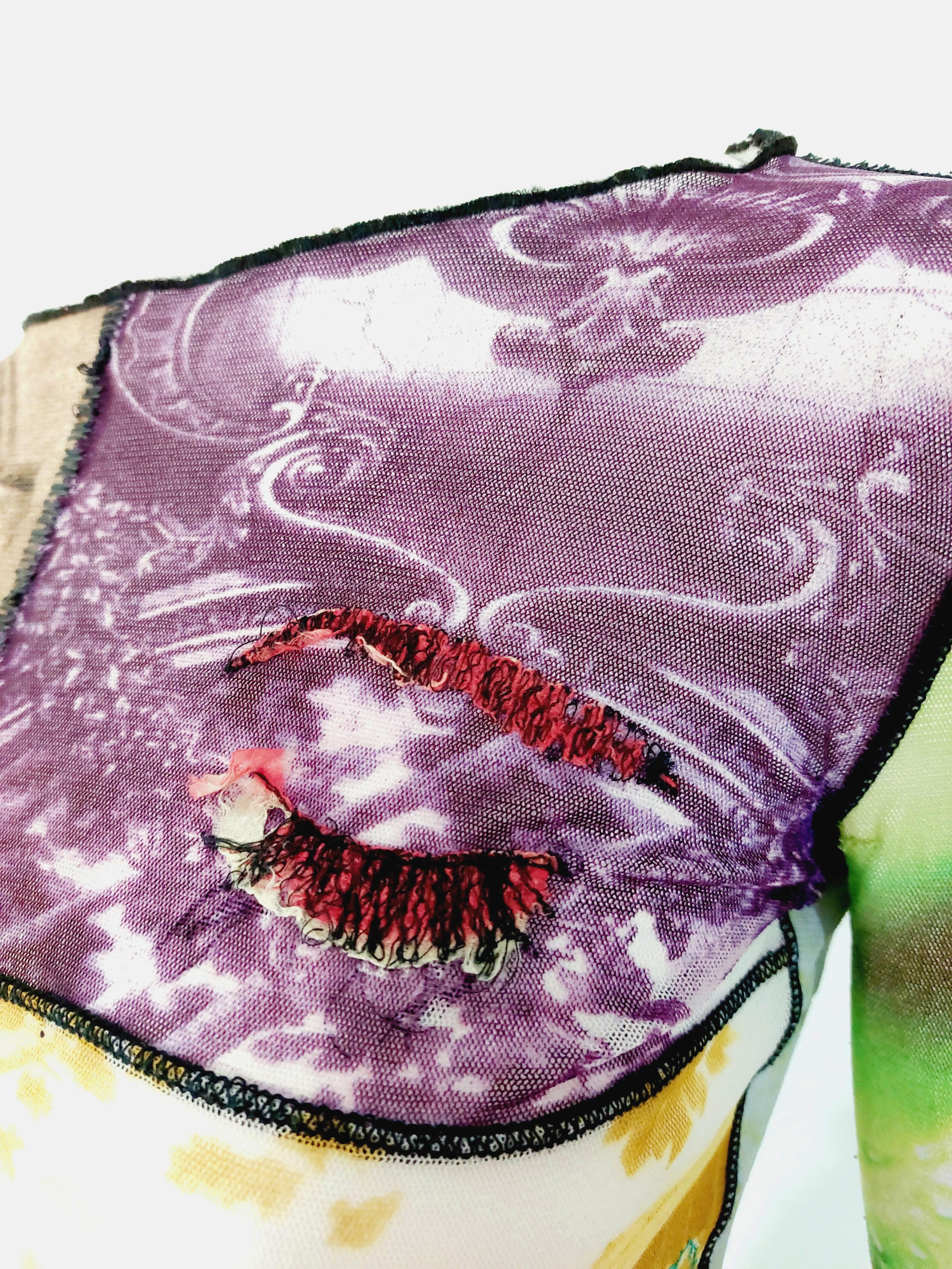 Jean Paul Gaultier Besticktes mehrfarbiges Mesh-Top mit Augenapplikationen und Patchwork-Fäden für Damen oder Herren im Angebot