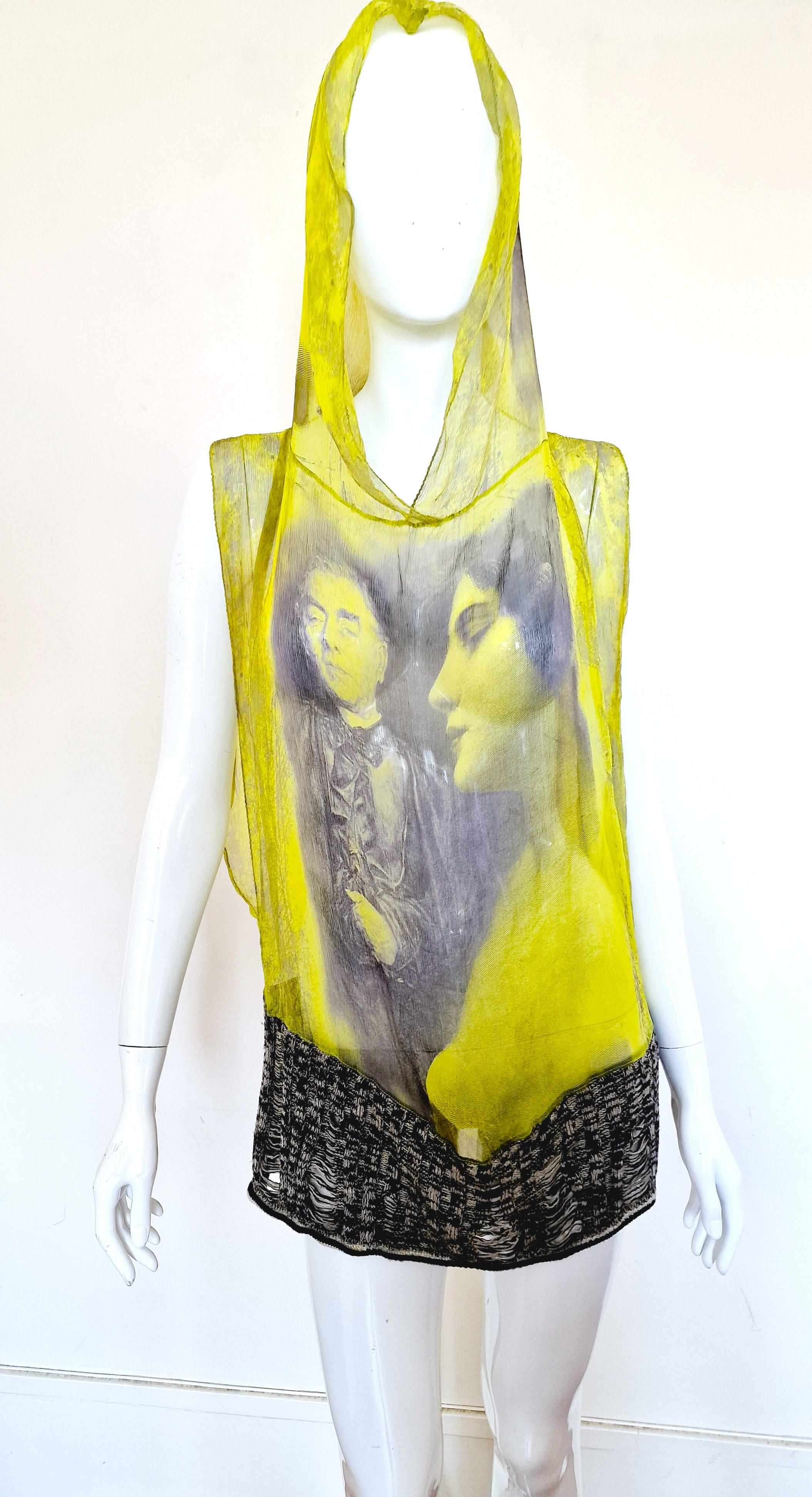 Top/robe en soie iconique de Jean Paul Gaultier !
Transparent.
Coupure profonde au niveau des aisselles !
Elle peut être portée comme une mini robe (si vous êtes plus petite, la longueur : 70 cm = 27,6 inch) ou comme un top.
Avec capuche.
100% soie