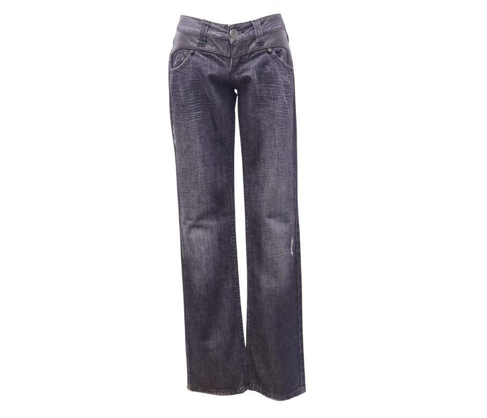 Vaqueros vintage de tiro bajo Jean Paul Gaultier Jeans. Los bolsillos delanteros y traseros llevan detalles de piel. Jean Paul Gaultier Etiqueta de piel en la parte trasera. Vaqueros desgastados.

Material: Algodón
Talla de la etiqueta: EU