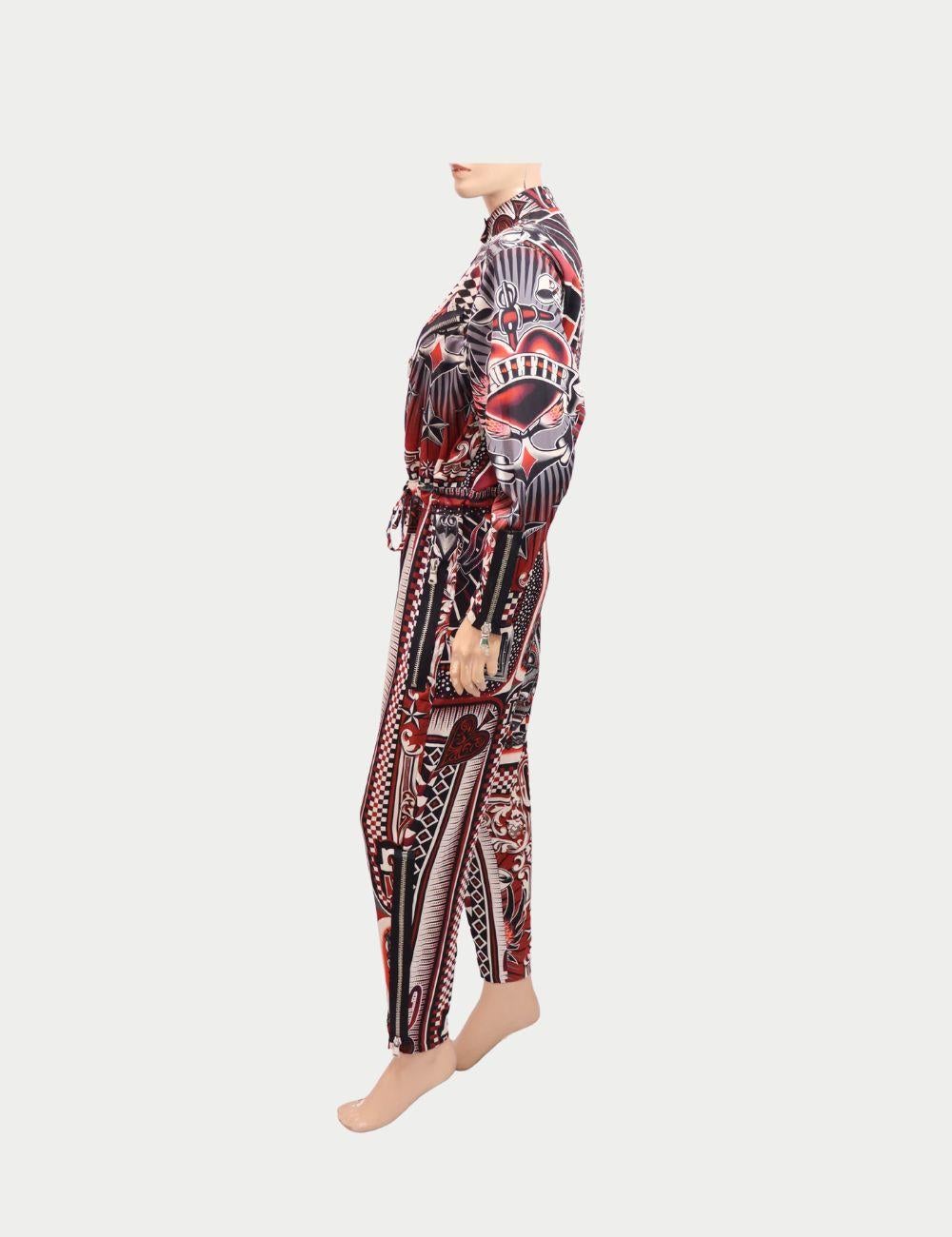 Entrez dans une sophistication audacieuse avec cette combinaison imprimée Jean Paul Gaultier qui attire tous les regards. Avec son mélange éclectique de motifs géométriques et abstraits dans des tons éclatants de rouge, de noir et de blanc, cette