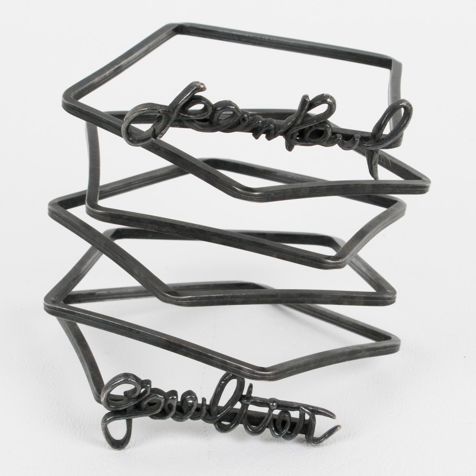 Questo impressionante bracciale in metallo oversize di Jean Paul Gaultier Jeans proviene dalla collezione Primavera 2013. Questo raro braccialetto è documentato. Controlla l'ultima immagine come riferimento. Il pezzo presenta un quadrato in metallo