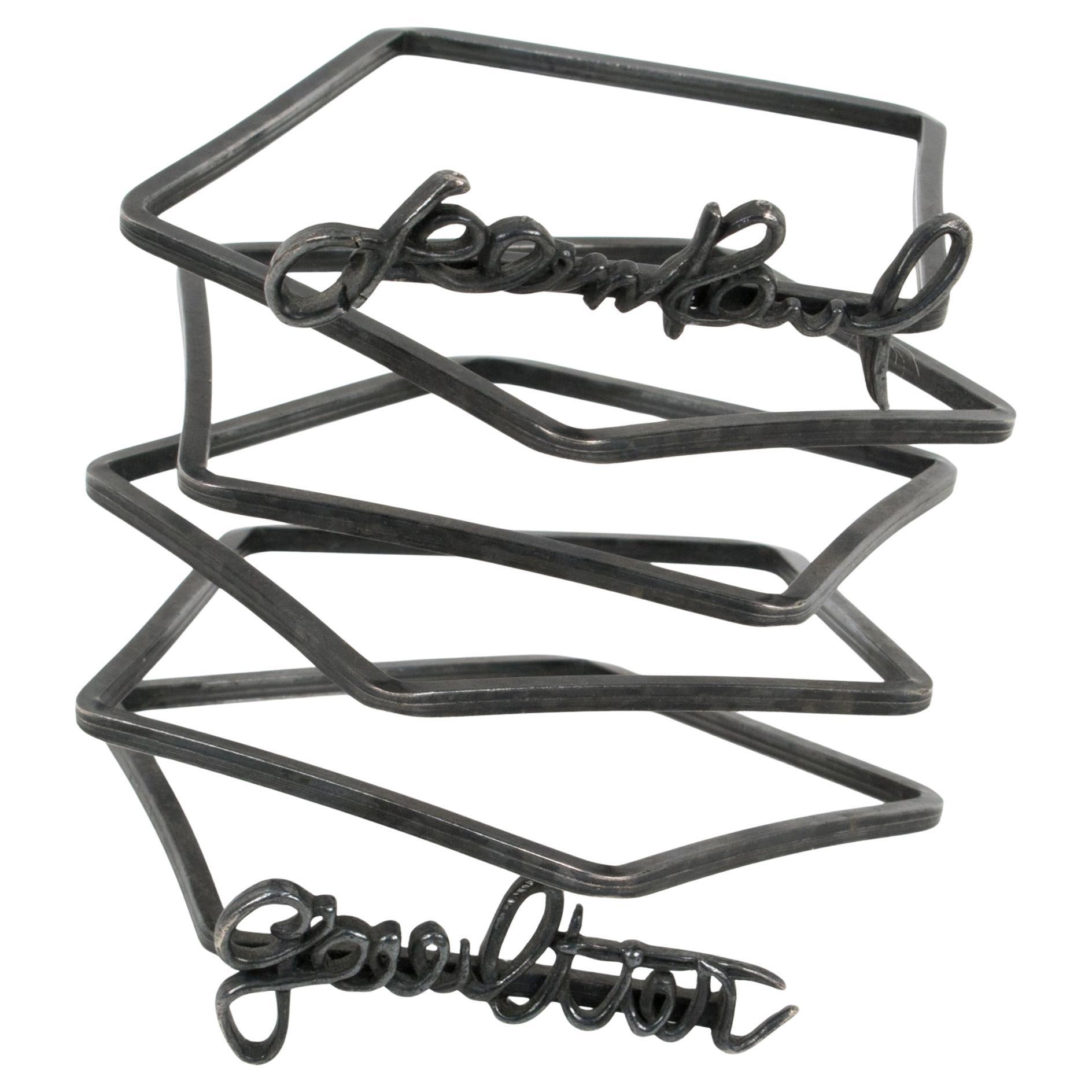 Bracciale in filo argentato extra-largo Jean Paul Gaultier con decorazioni in corsivo in vendita