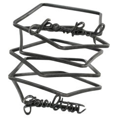 Bracciale in filo argentato extra-largo Jean Paul Gaultier con decorazioni in corsivo