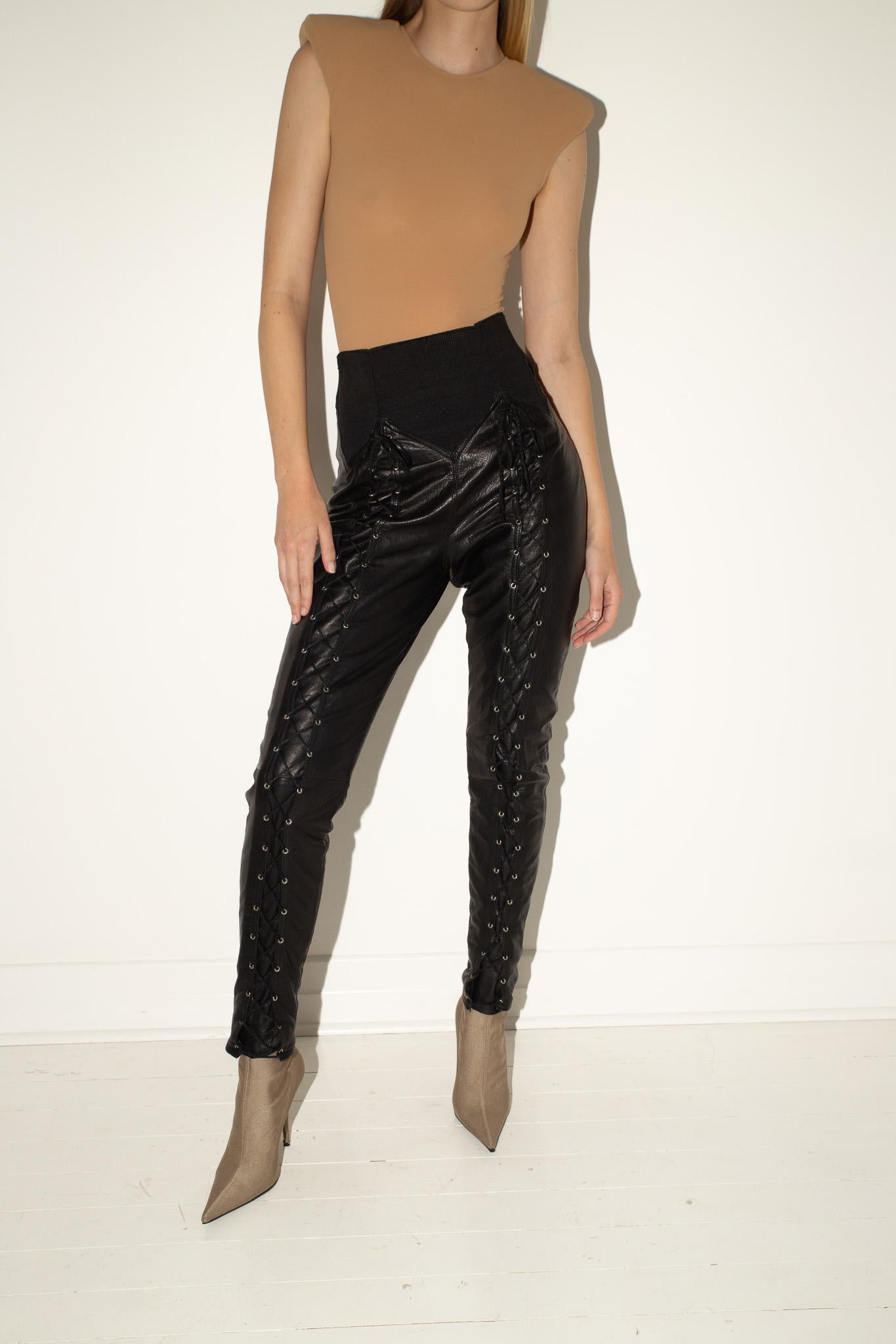 Pièce rare et sculpturale de la période provocatrice de Gaultier à la fin des années 80, ce pantalon en cuir F/W 1987 de la célèbre collection 