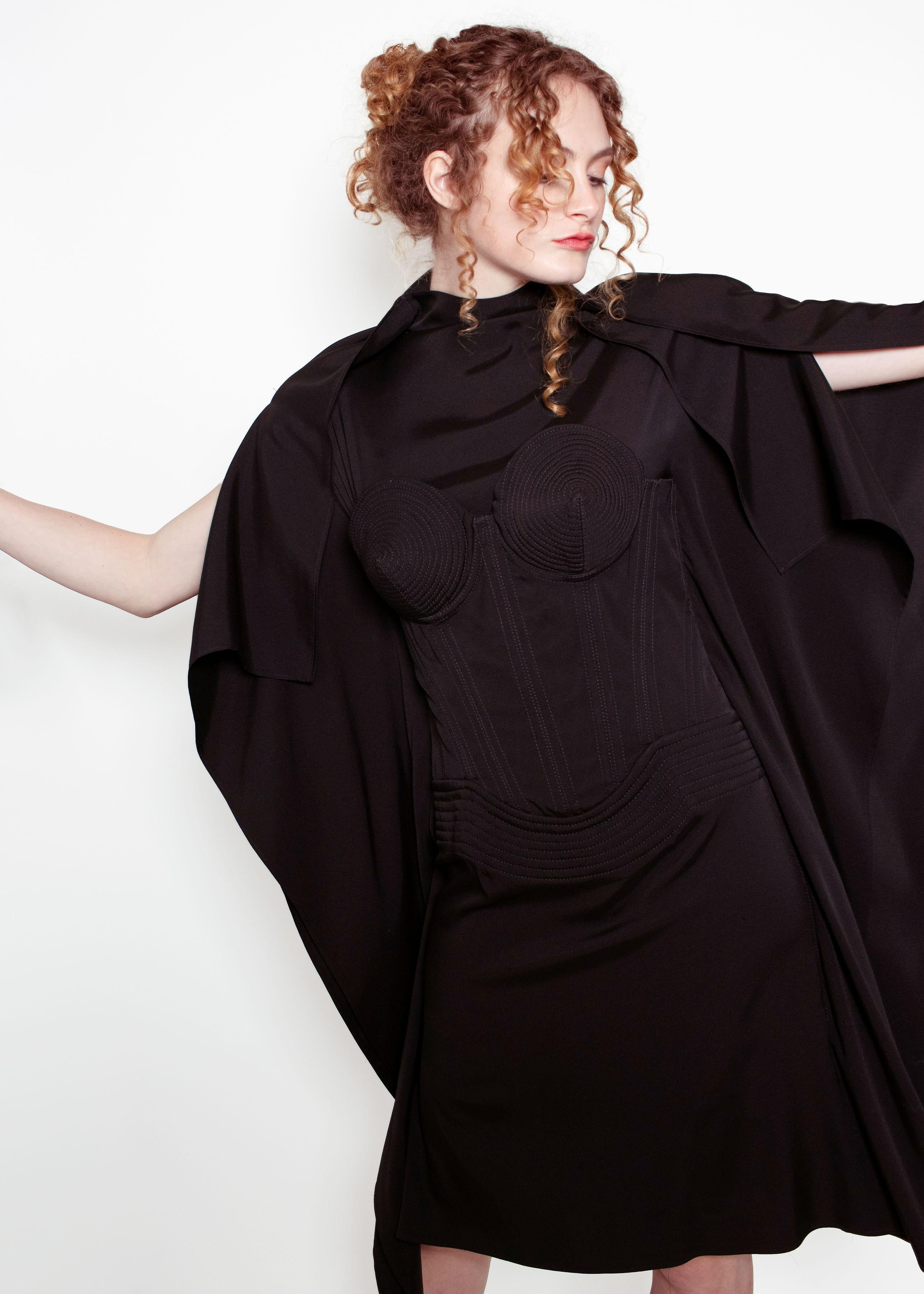 Une incroyable pièce de prêt-à-porter emblématique de Jean Paul Gaultier.  Notre robe à corset et soutien-gorge conique F/W 2010 est dotée d'un corset à lacets dans le dos de la robe.  Il est doté des emblématiques bonnets de soutien-gorge en forme