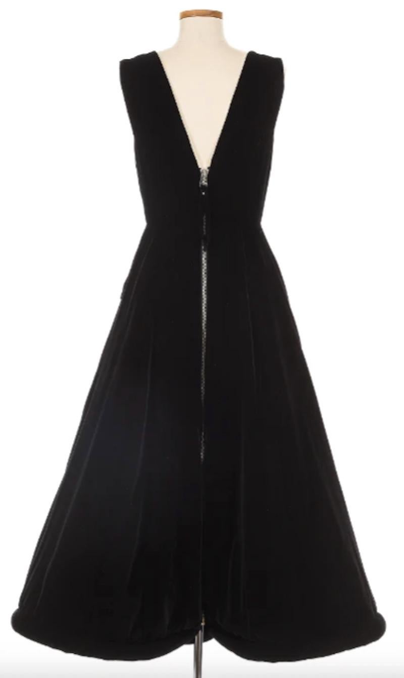Jean Paul Gaultier Herbst 1995 Schwarzes Samtkleid mit Reißverschlüssen auf der VorderseiteDieses fabelhafte Kleid gehört zu der Jean Paul Gaultier Herbstkollektion von 1995. Diese Show ist alles, was Gaultier sich für die Zukunft der Mode