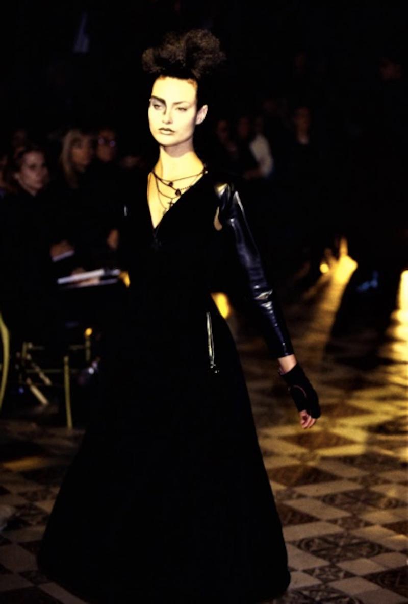 Jean Paul Gaultier Herbst 1995 Schwarzes Samtkleid mit Reißverschlüssen an der Vorderseite im Angebot 1