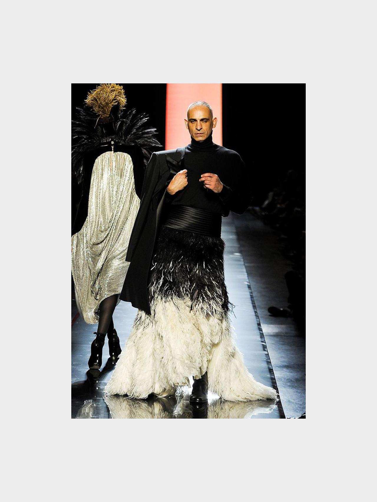 Jean Paul Gaultier Herbst 2011 Haute Couture Ombre Feder Herrenrock (FR 50)

Ein außergewöhnliches und hochgradig sammelwürdiges Laufstegstück aus der Haute Couture-Kollektion Herbst 2011 von Jean Paul Gaultier, das auf dem Laufsteg in einer der