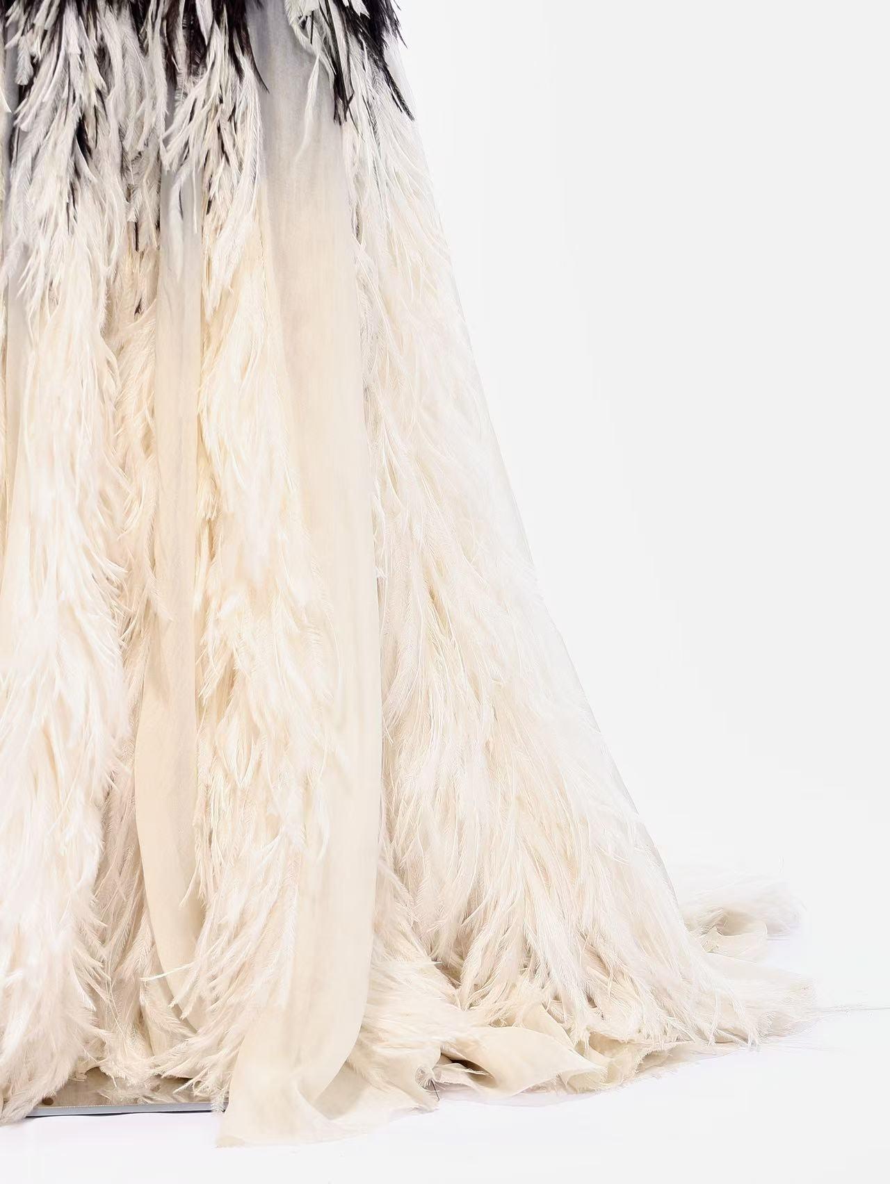 Jean Paul Gaultier Herbst 2011 Haute Couture Ombre Feder Herrenrock (FR 50) im Angebot 3