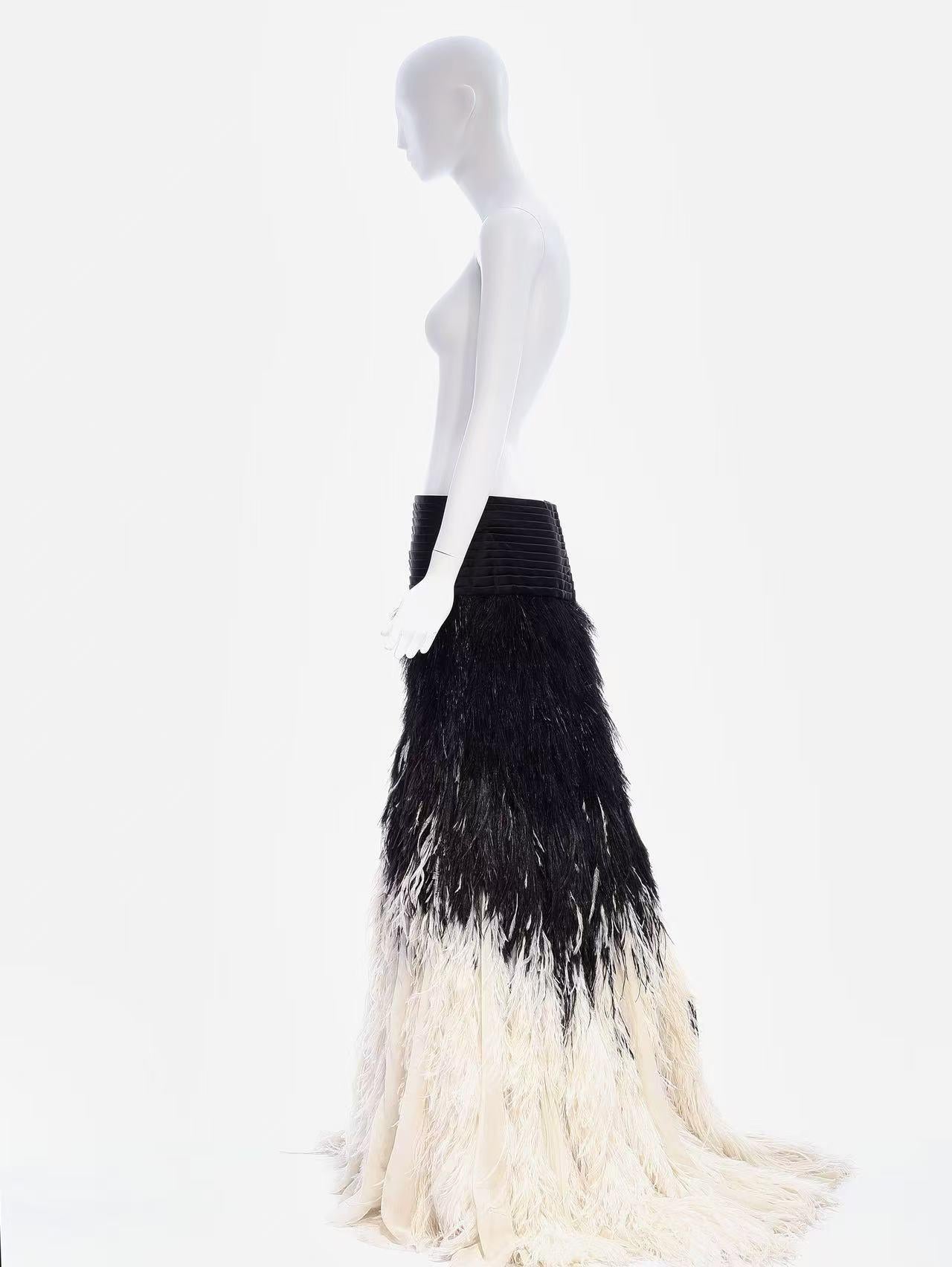 Jean Paul Gaultier Herbst 2011 Haute Couture Ombre Feder Herrenrock (FR 50) im Angebot 5