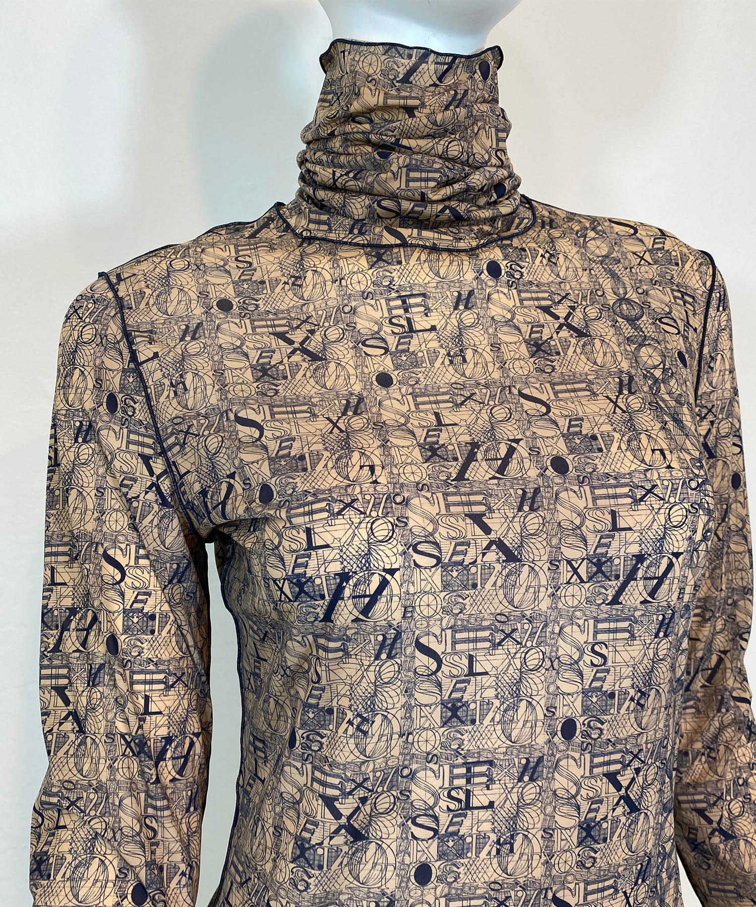 Dieses ikonische Kleidungsstück, das Jean Paul Gaultier in den 1990er Jahren für Jean Paul Gaultier Femme entworfen hat, präsentiert sich in Taupe mit marineblauen Buchstaben und marineblauen Nähten am Saum. Oben steht 