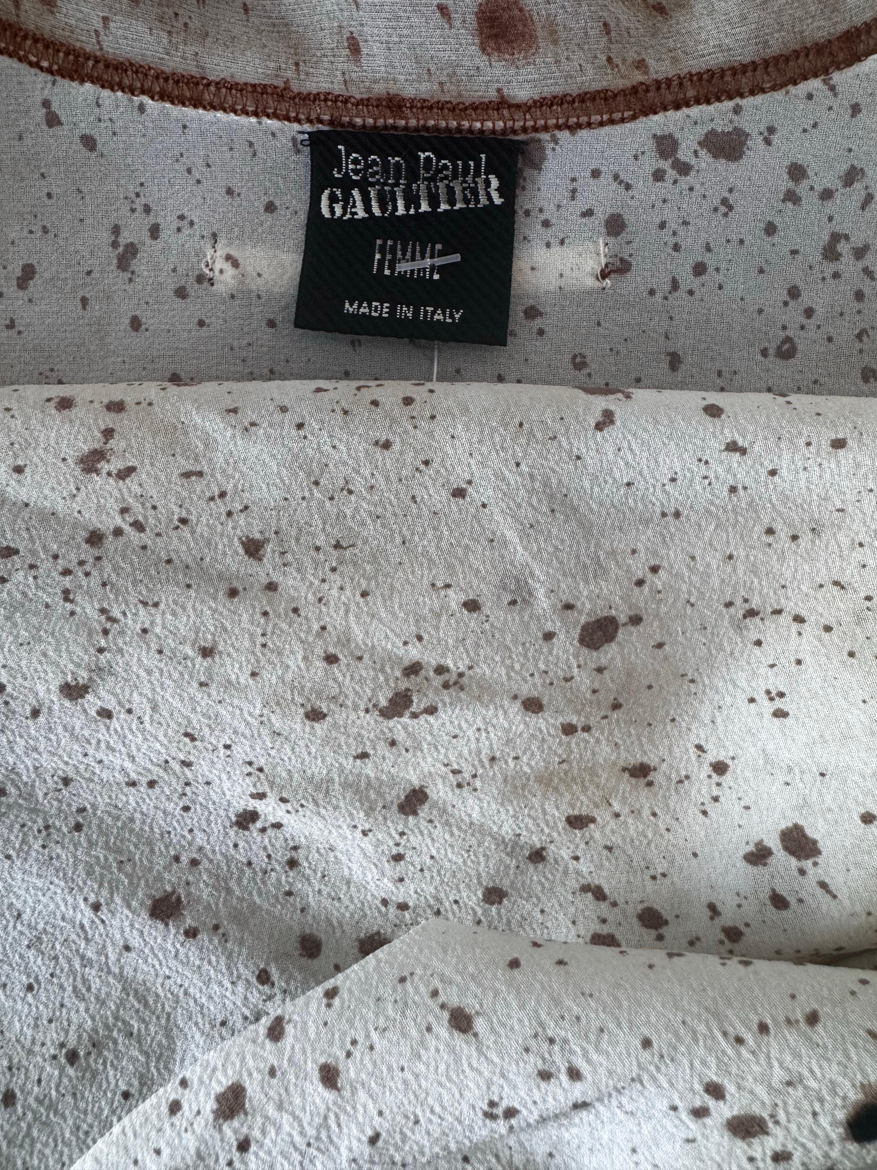 Tunique transparente Jean Paul Gaultier Femme au motif unique d'éclaboussures d'encre en marron, les taches marron étant recouvertes d'une douce application de velours flou.  Bords bruts autour de l'encolure en V et bordures surpiquées à l'ourlet et