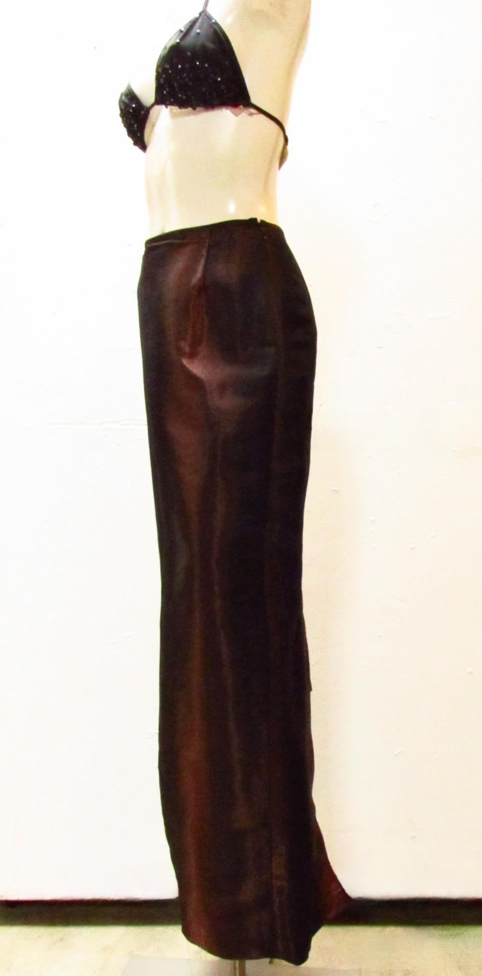Dieser atemberaubende Etuirock aus Viskose ist von Jean Paul Gaultier Femme. Es ist eine schimmernde kastanienbraune Farbe. Verdeckter Seitenreißverschluss und Rückenschlitz.