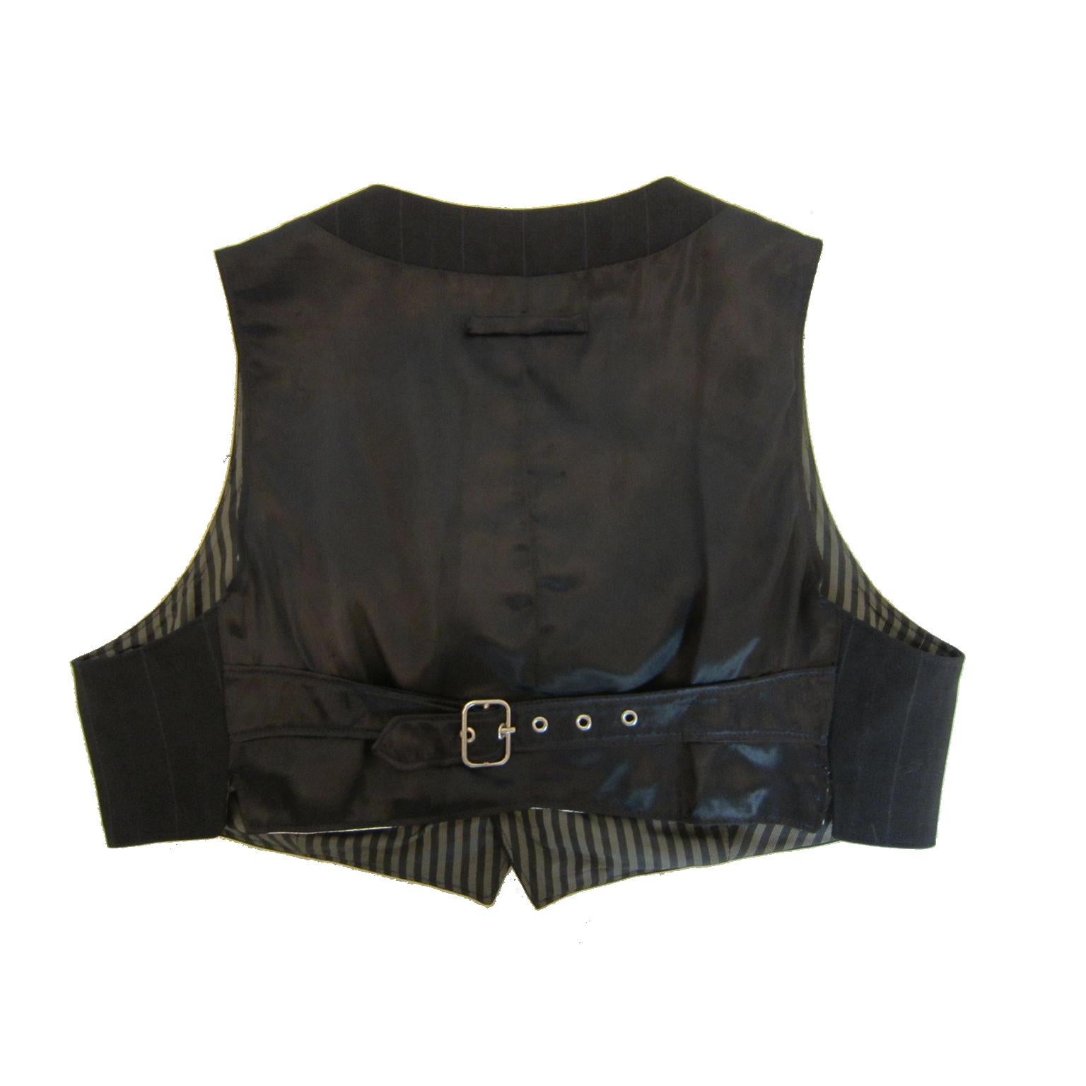 Jean Paul Gaultier Femme dark navy pin stripe short vest / gilet from circa mid 90s.
Measurements :
Under arm : 43 cm
Length back : 30 cm 