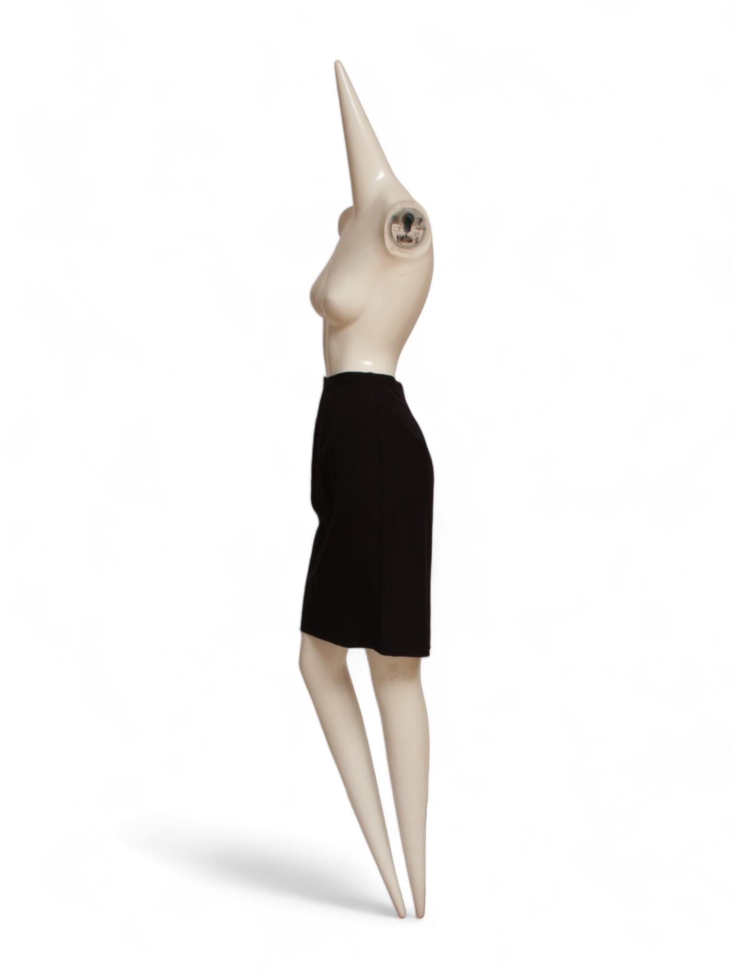 Esta falda lápiz de Jean Paul Gaultier Femme está confeccionada en lana de alta calidad en una atemporal talla 42. La silueta clásica es perfecta para cualquier ocasión, creando un look pulido y chic. Su lujosa confección en lana garantiza su
