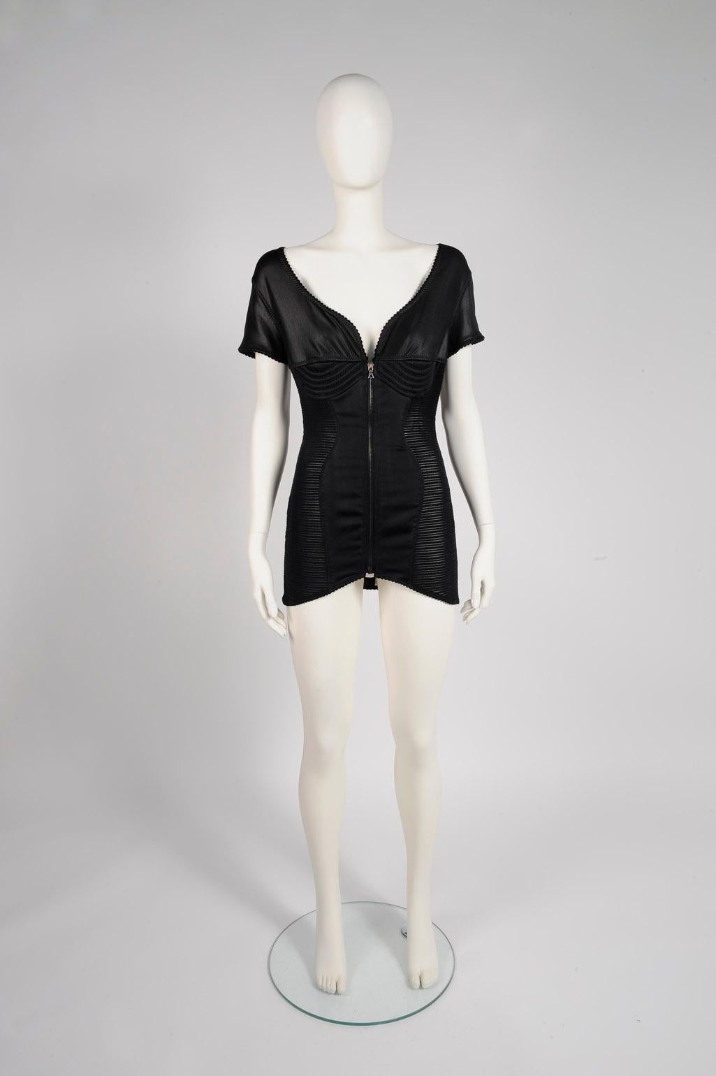 Als Pionier der Bandage-Silhouette hat Jean Paul Gaultier mit seinen ikonischen Modellen das Gefühl von Selbstbewusstsein, Weiblichkeit und Sexyness gefördert. Dieses seltene SS1987 Mini-Tunika-Korsett-Kleid ist wie eine Shapewear konzipiert und