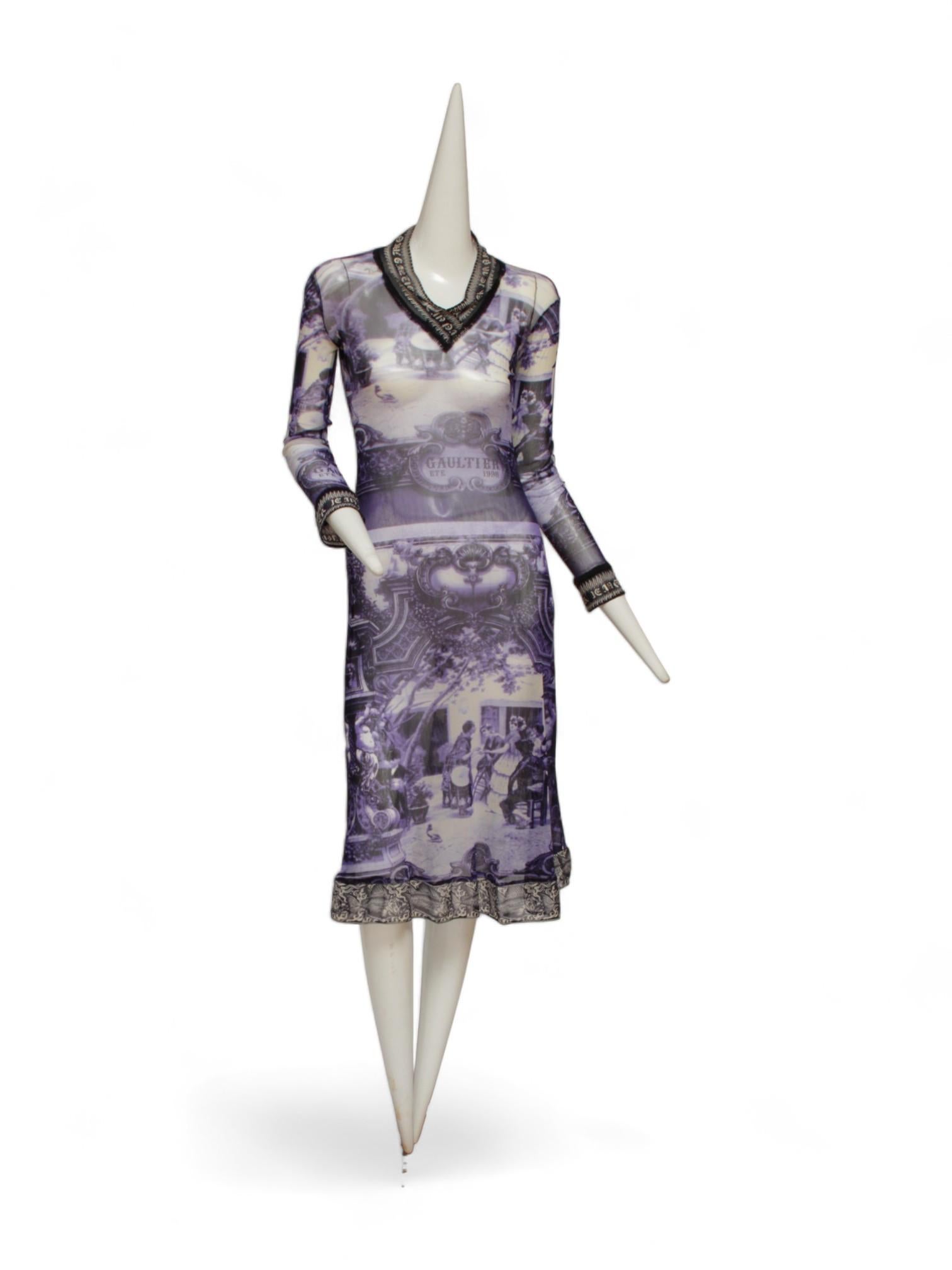 JEAN PAUL GAULTIER, escena de patio francés, vestido largo azul y blanco con negro en venta 5