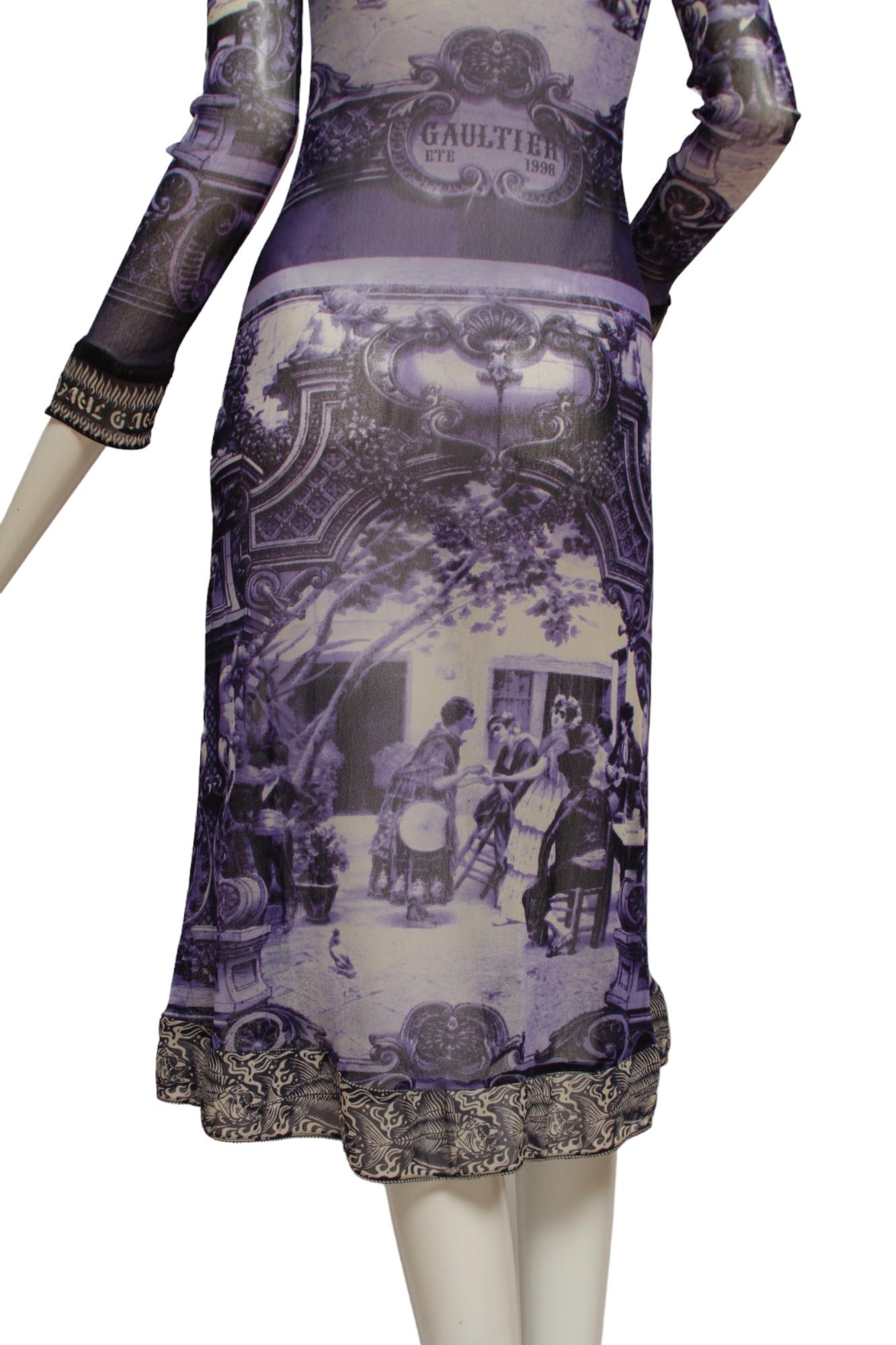JEAN PAUL GAULTIER, escena de patio francés, vestido largo azul y blanco con negro en venta 7
