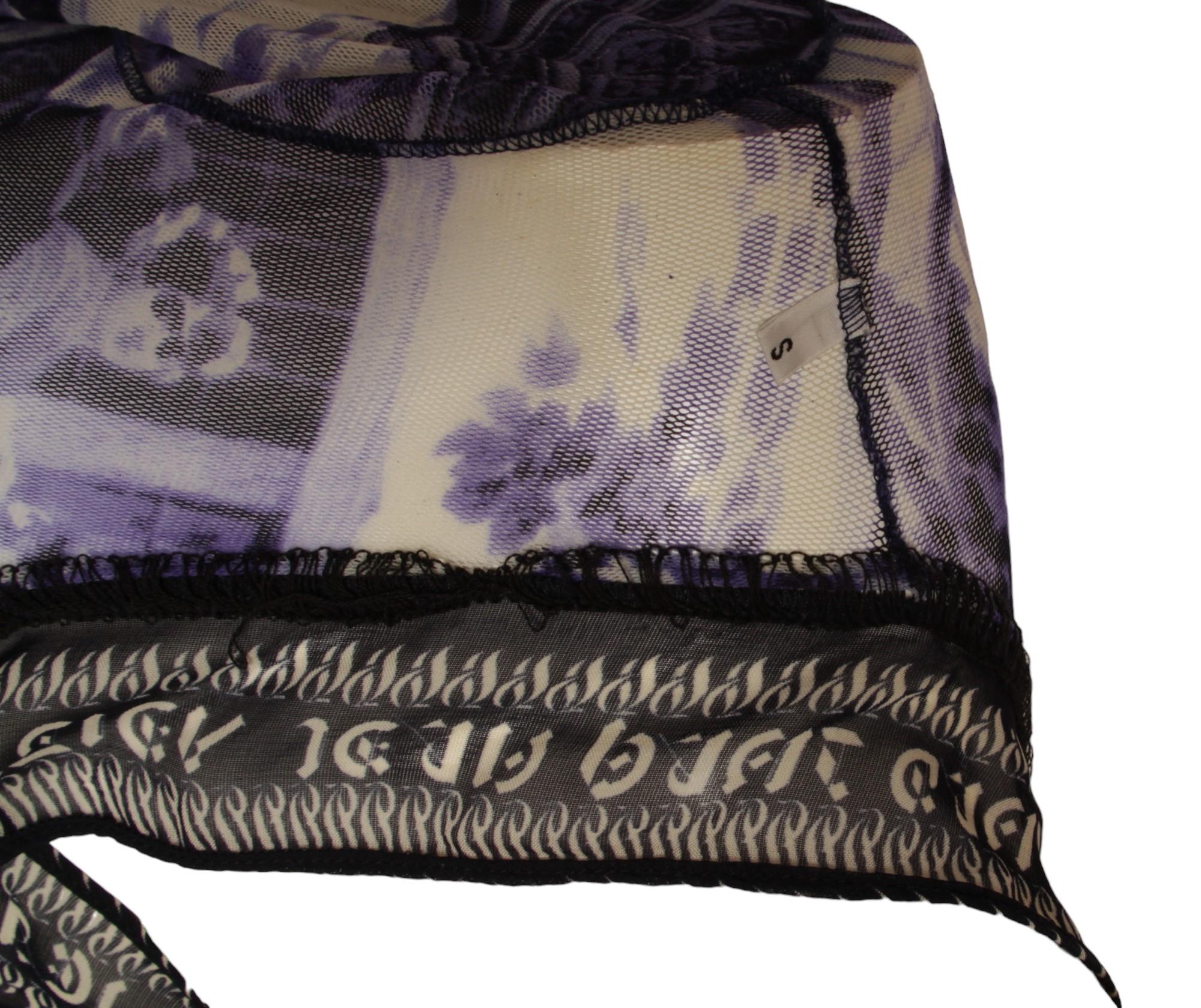 JEAN PAUL GAULTIER, escena de patio francés, vestido largo azul y blanco con negro en venta 9