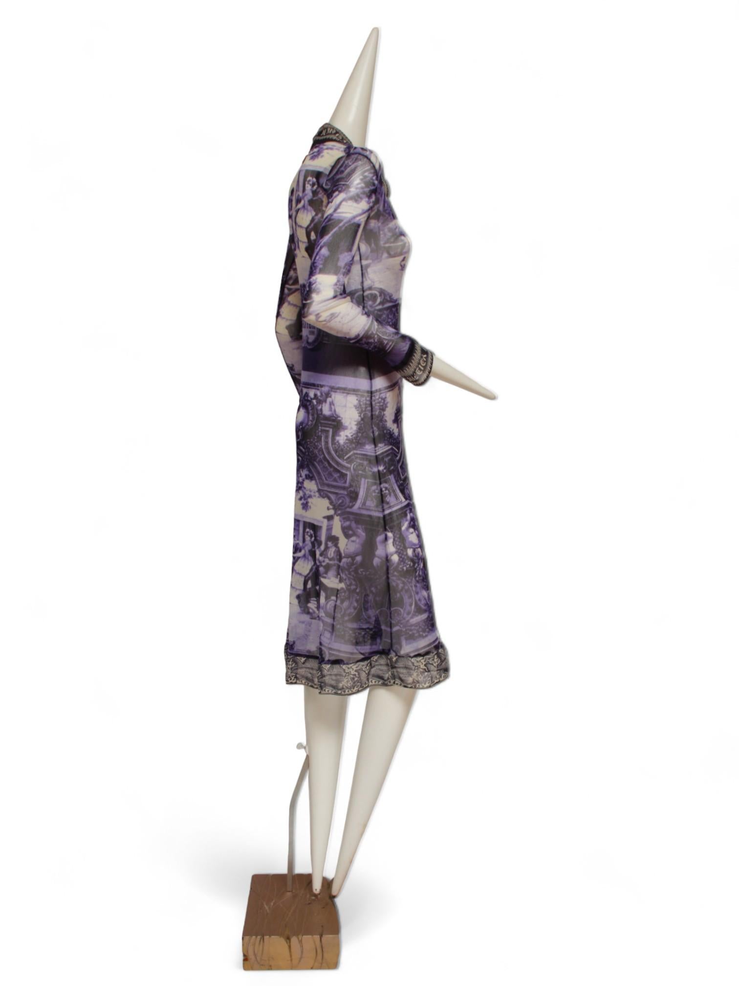 JEAN PAUL GAULTIER, Escena de patio francesa, vestido largo azul y blanco con dobladillo de volante blanco y negro, Été (Verano) 1998
Talla 8 
Medidas; Hombro 16