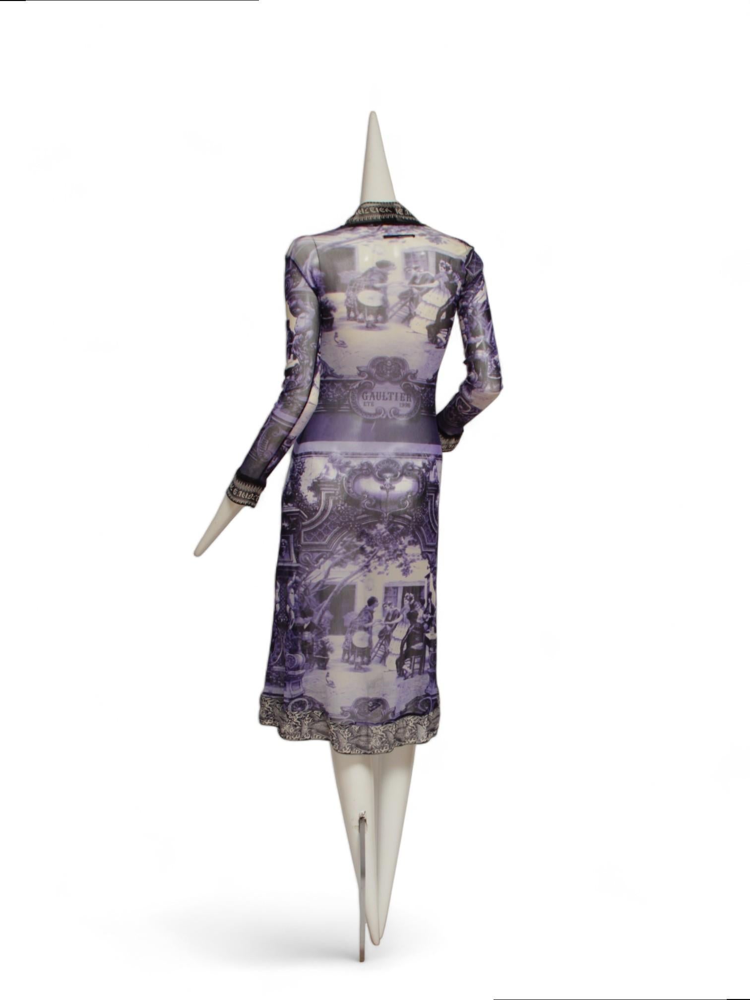 JEAN PAUL GAULTIER, escena de patio francés, vestido largo azul y blanco con negro Gris en venta