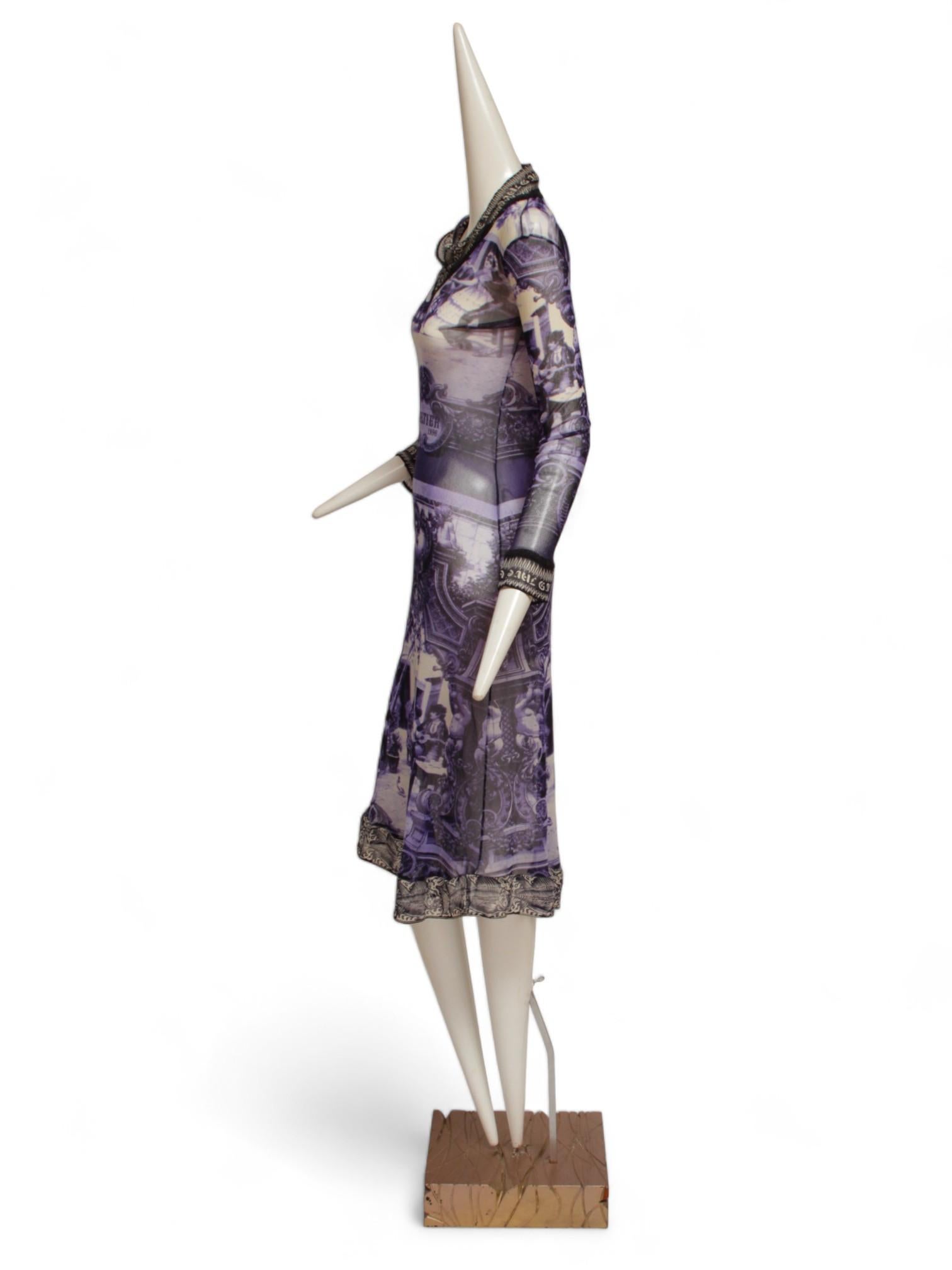JEAN PAUL GAULTIER, escena de patio francés, vestido largo azul y blanco con negro en venta 1