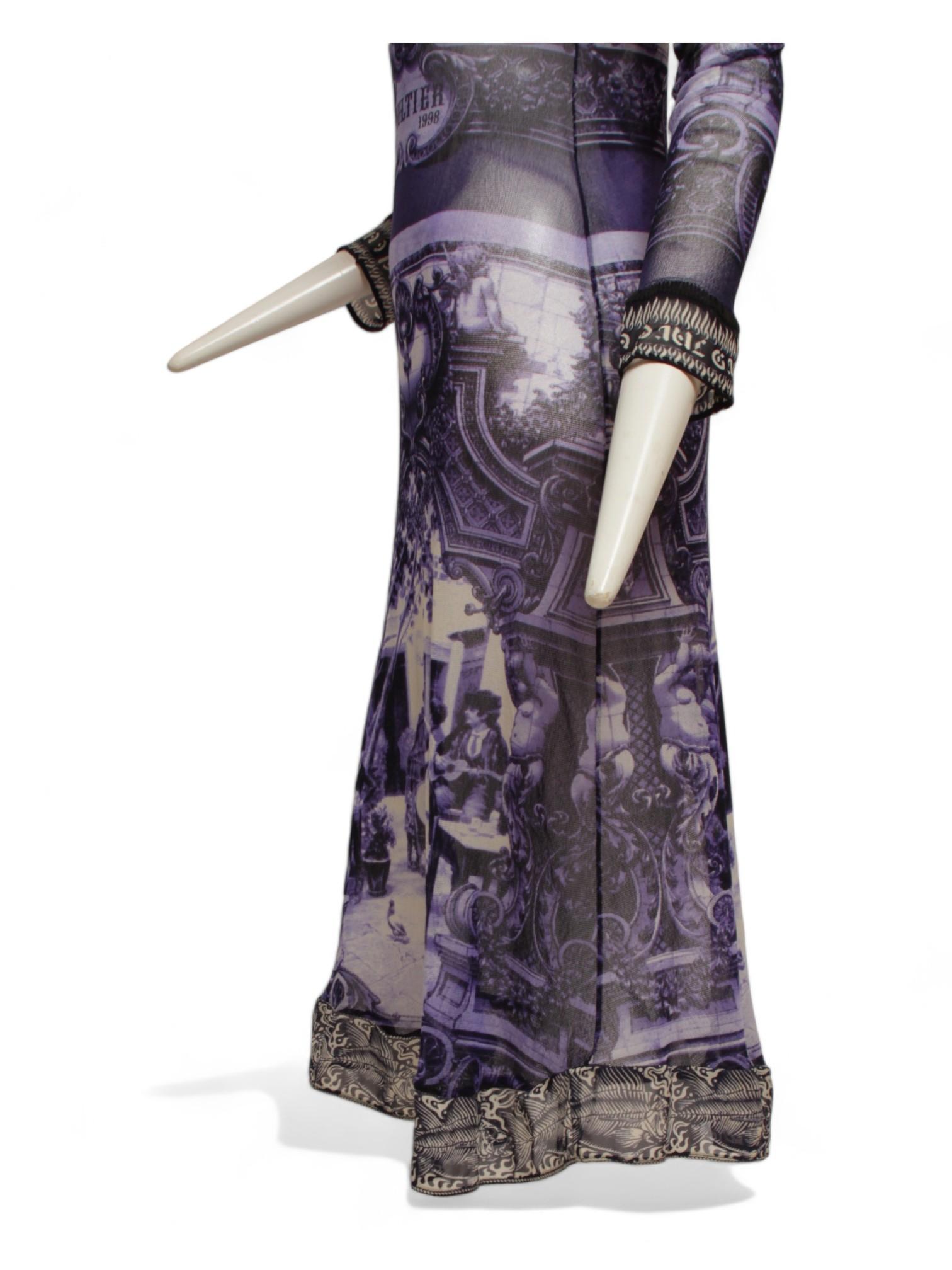 JEAN PAUL GAULTIER, escena de patio francés, vestido largo azul y blanco con negro en venta 2