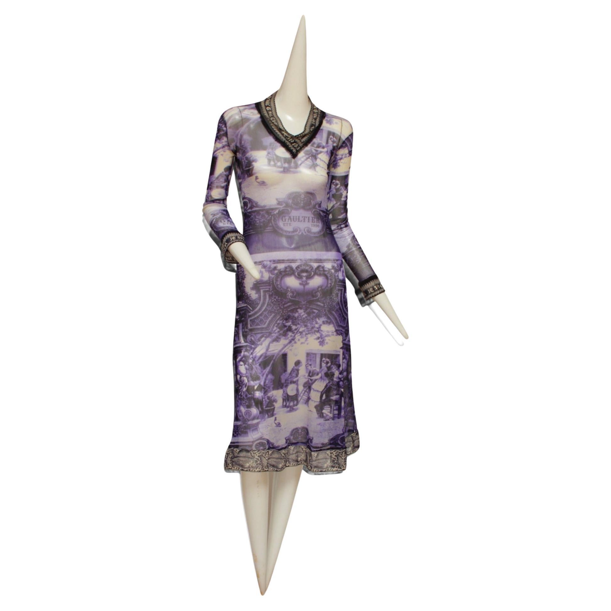 JEAN PAUL GAULTIER, escena de patio francés, vestido largo azul y blanco con negro en venta